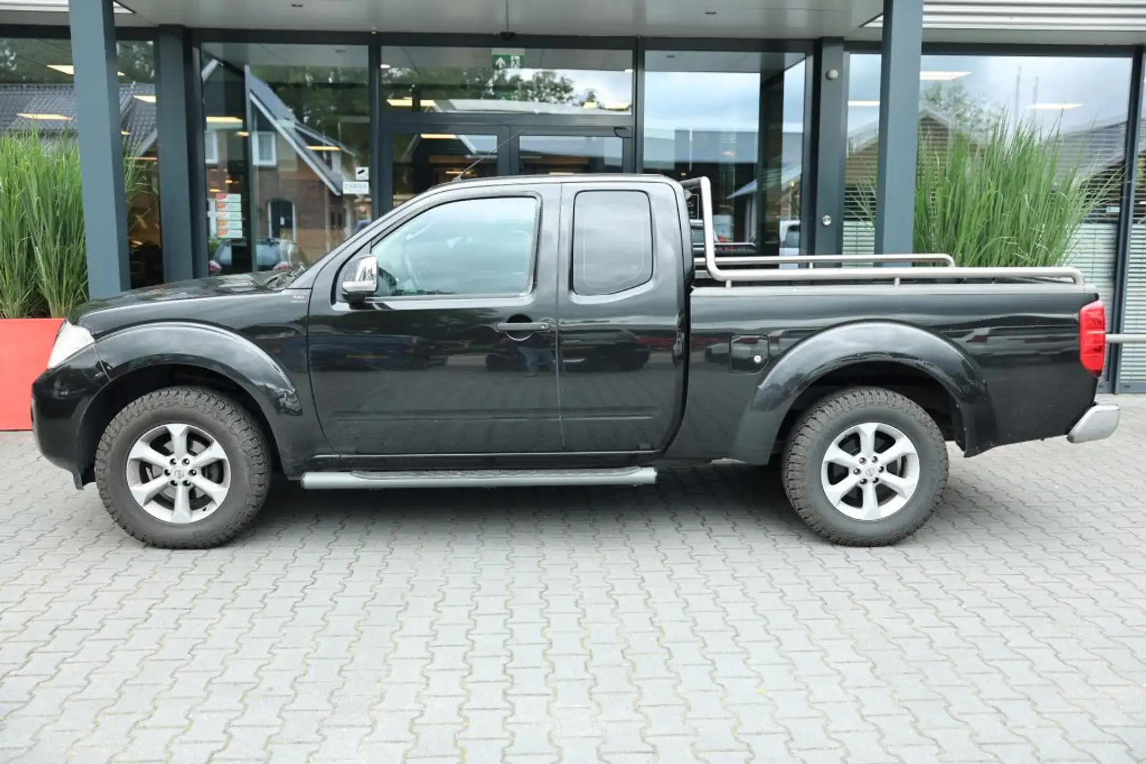 Nissan Navara 2.5 DCI SE 4WD VAN Zwart - 2