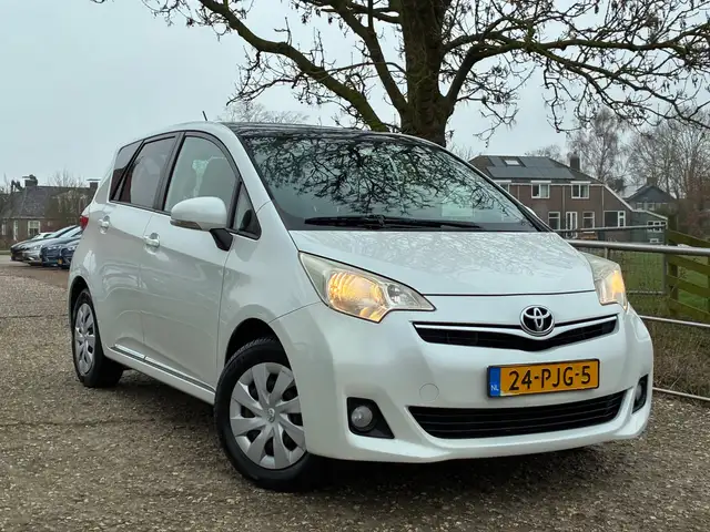 Toyota Verso-S 1.3 VVT-i Aspiration | Pano + Cruise + Clima nu €