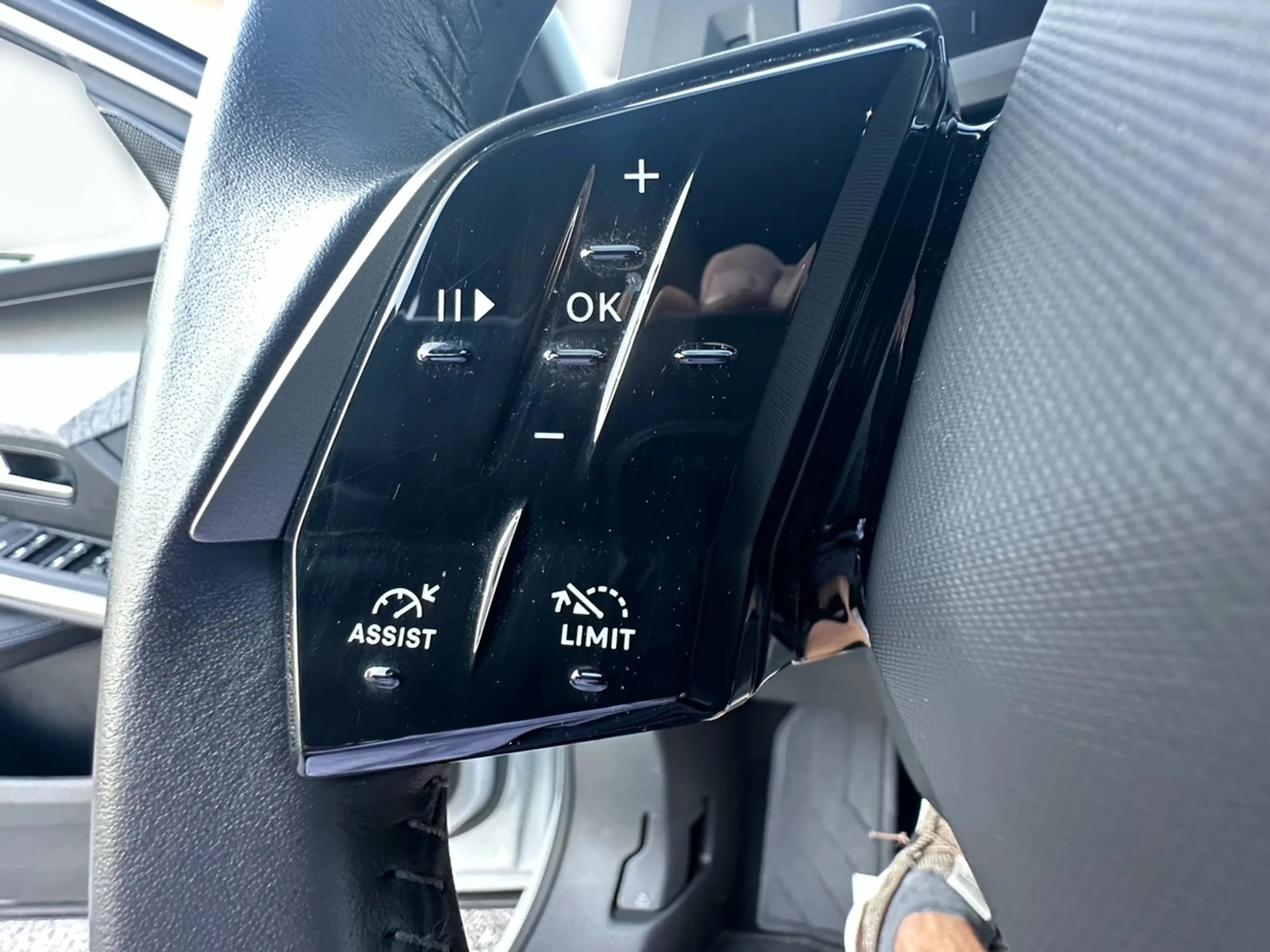 Peugeot 5008 5008 mHEV 145e-DCS6 Allure Aut. TEST — photo 11