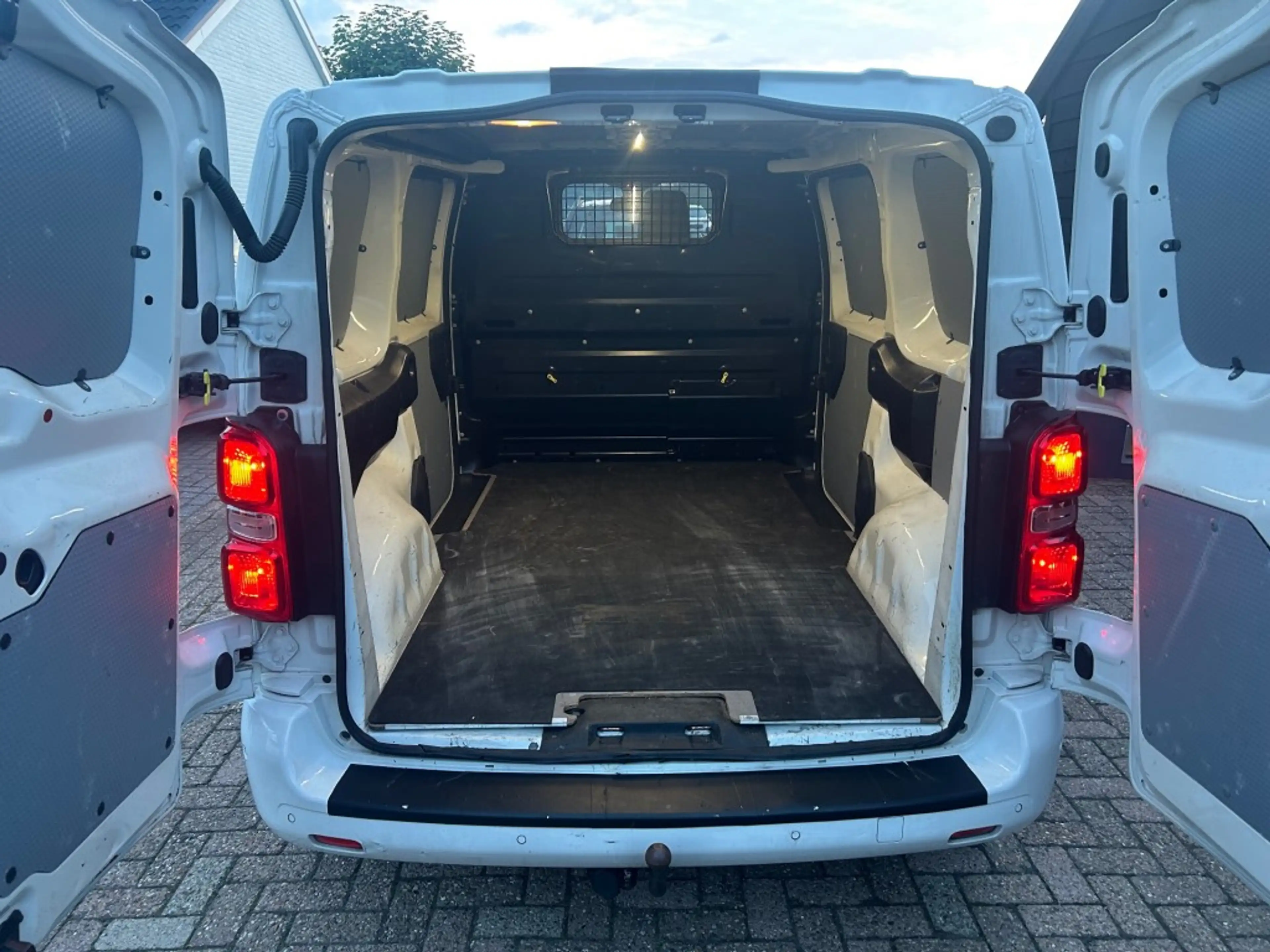 Peugeot Expert 227S 2.0 BlueHDI 180 Premium Pack AUTOMAAT 2x schu — photo 11