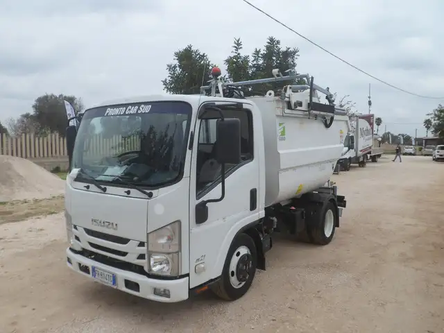 Isuzu NKR compattatore