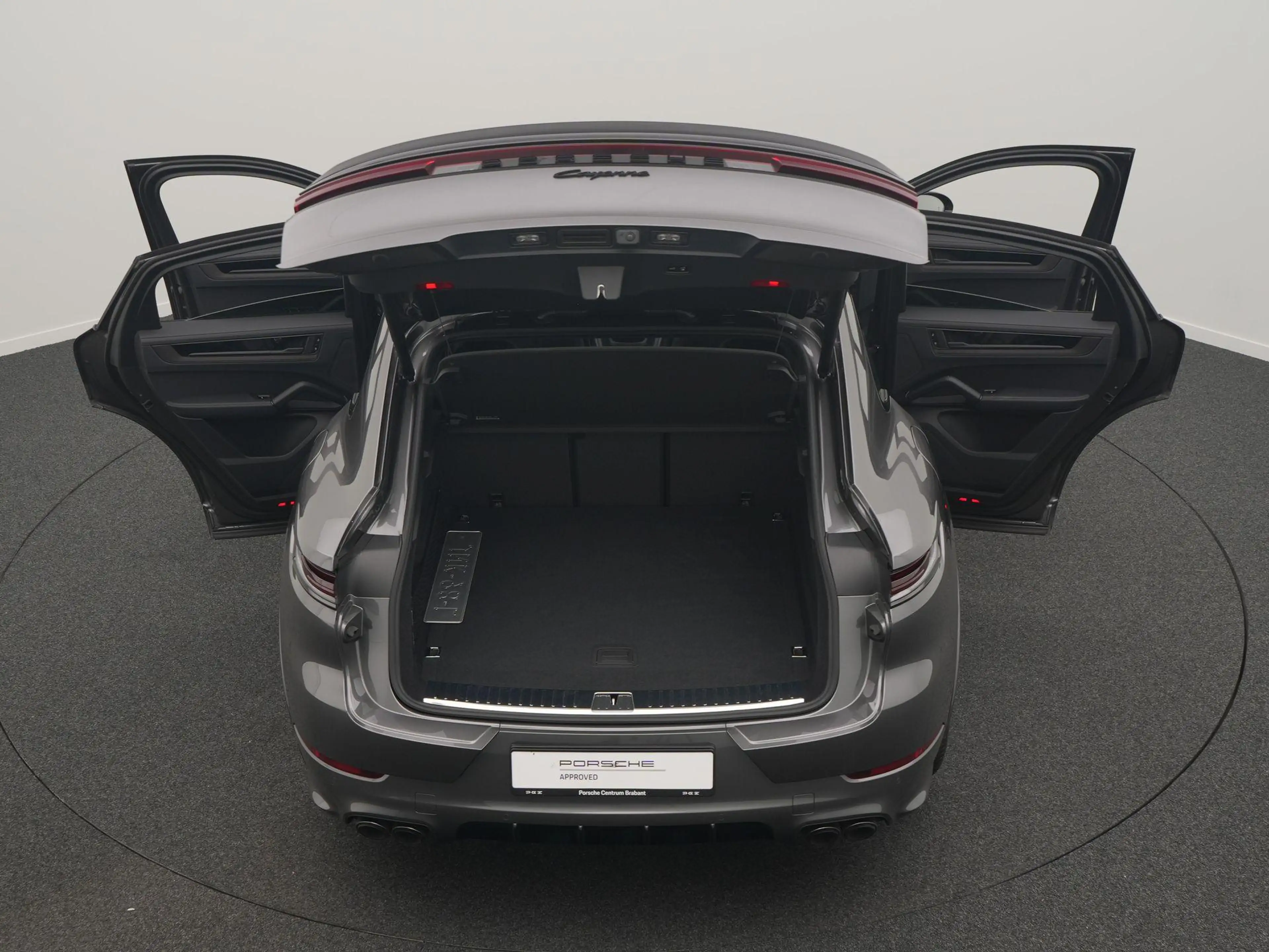 Porsche Cayenne Coupé E-Hybrid Black Edition — photo 12