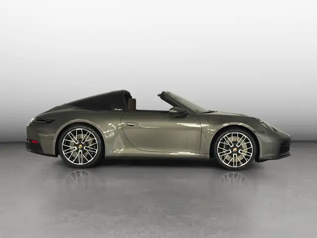 Porsche 911 view 7