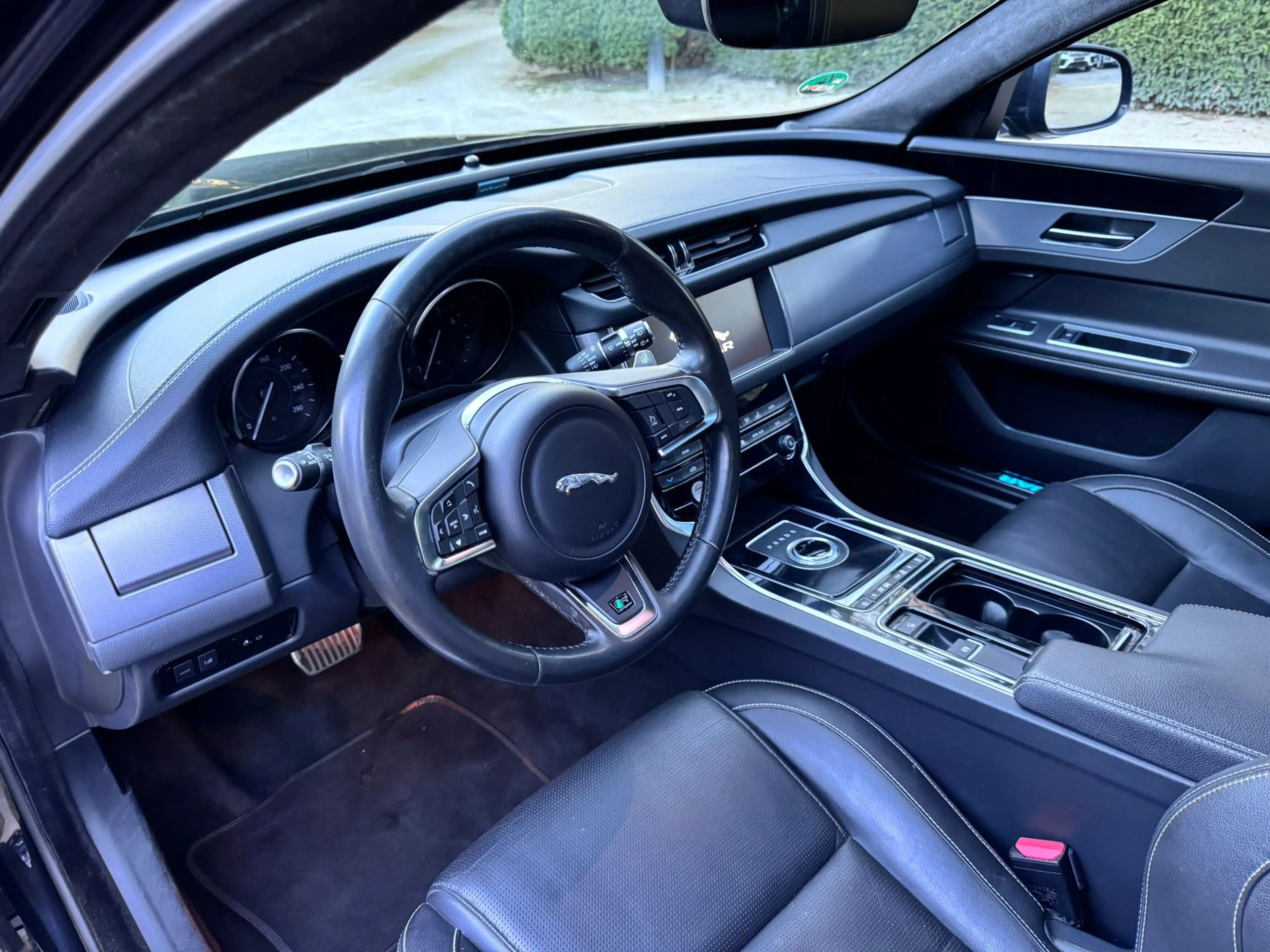 Jaguar XF 25t R-sport Sportbrake 2.0 — photo 13