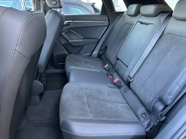 Audi Q3 view 12