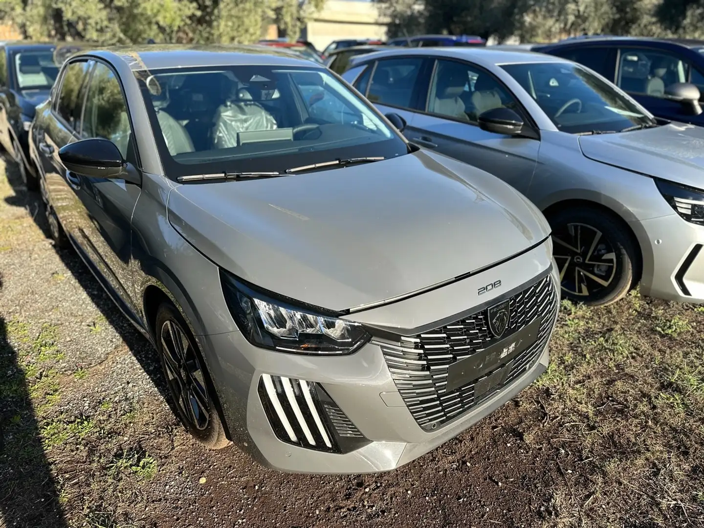 Peugeot 208 1.2 Hybrid 48V Allure Grau - 1