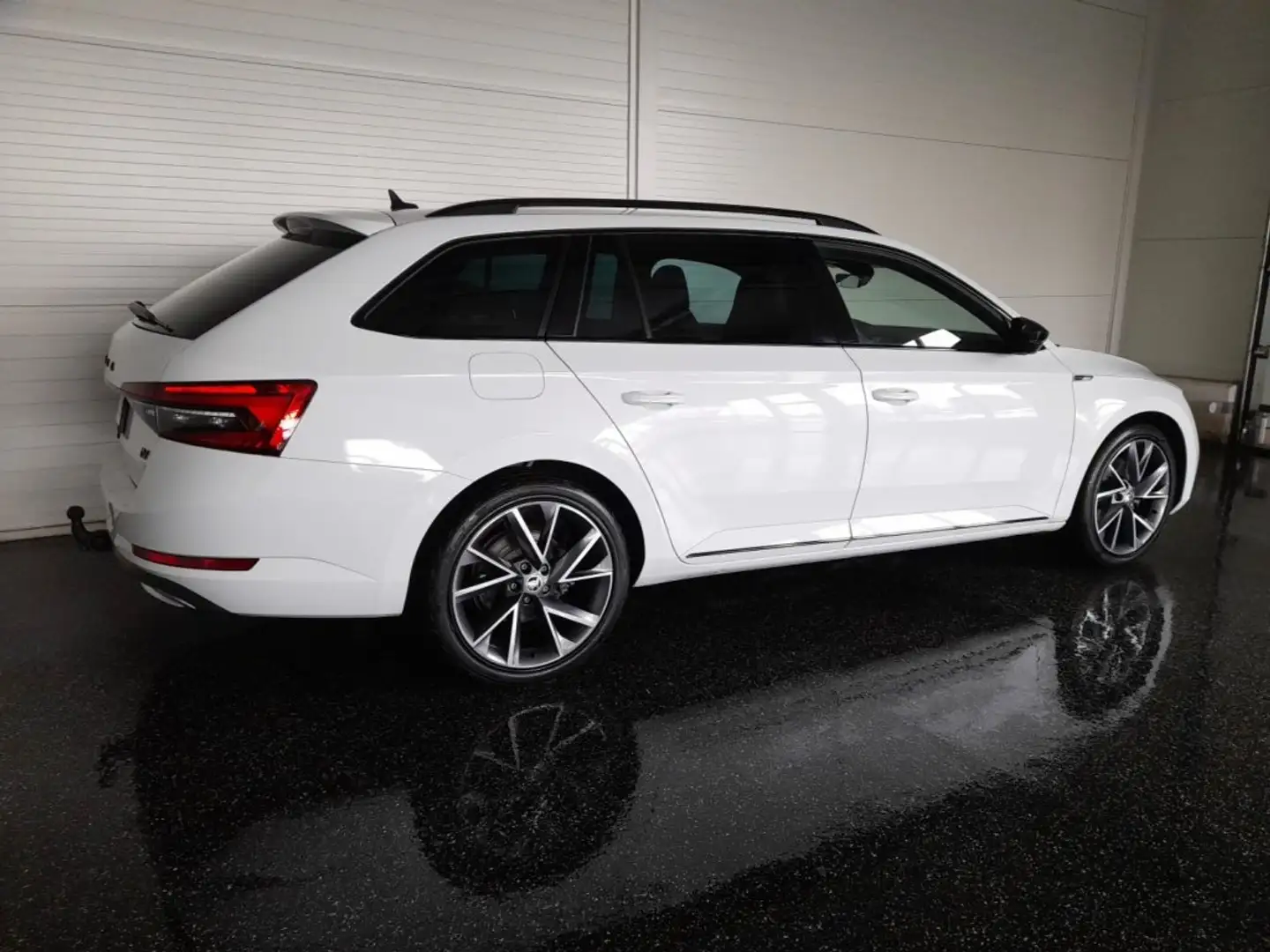 Skoda Superb Kombi SPORTLINE PHEV DSG *MATRIX-LED / DCC / 19 ZOLL / VIRTUELL / NAVI / AHV & KAMERA / ACC / CANTON* Weiß - 2