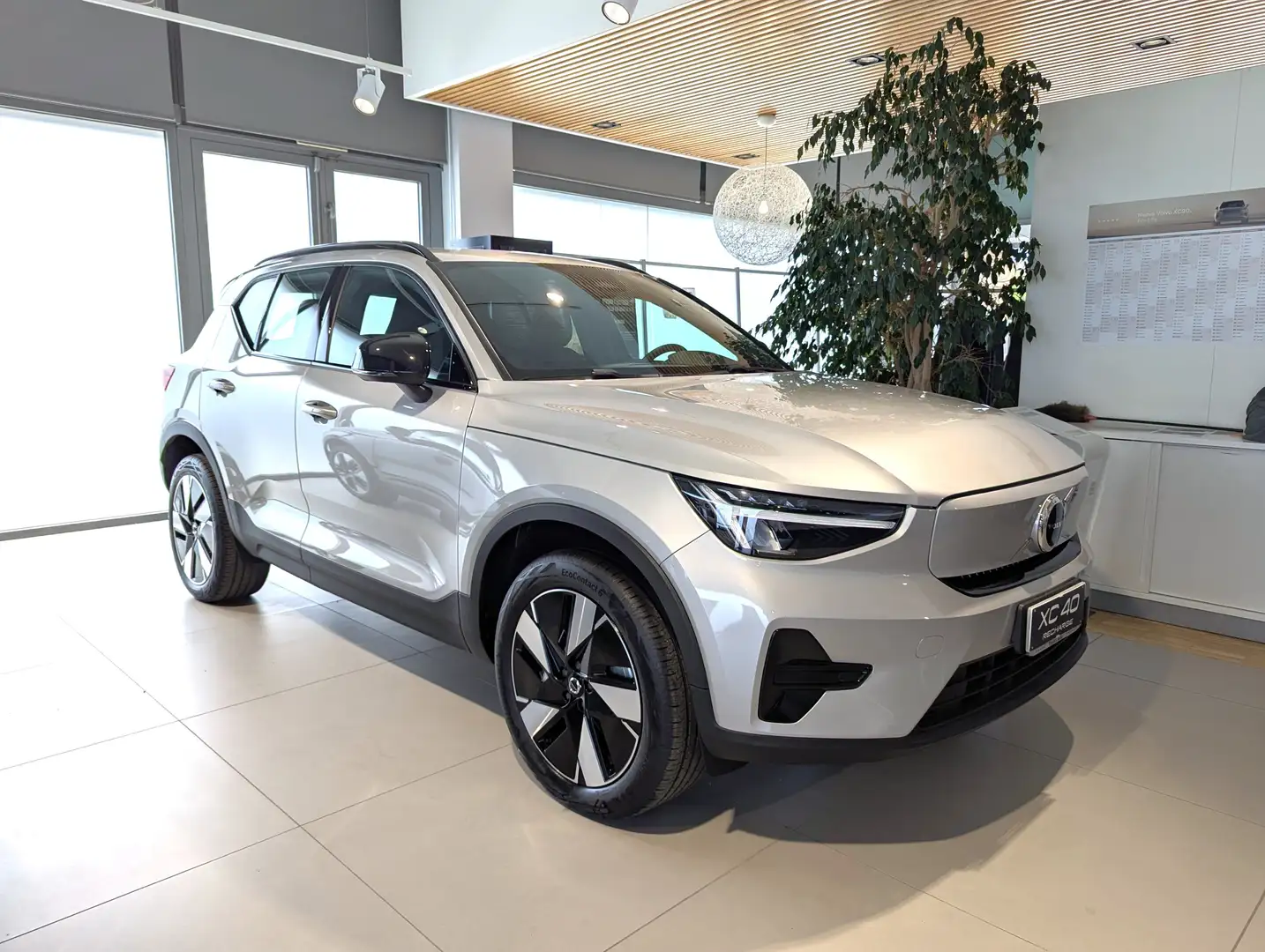 Volvo XC40 Core Single Motor Argento - 2