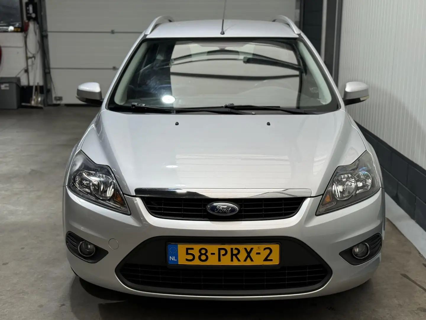 Ford Focus Wagon 1.6 Comfort Grijs - 2