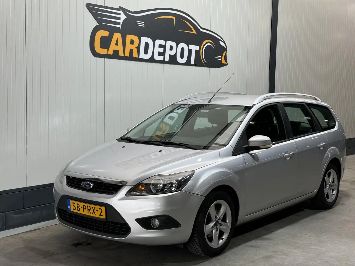 Ford Focus Wagon 1.6 Comfort Grijs - 1