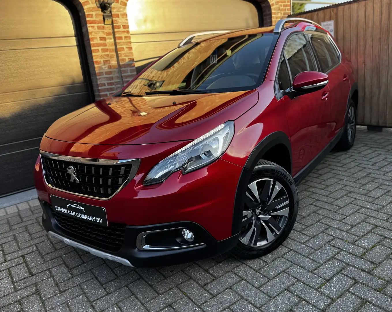 Peugeot 2008 | ALLURE | LEDER | NAVI | CARPLAY | PDC | AIRCO | Rot - 1