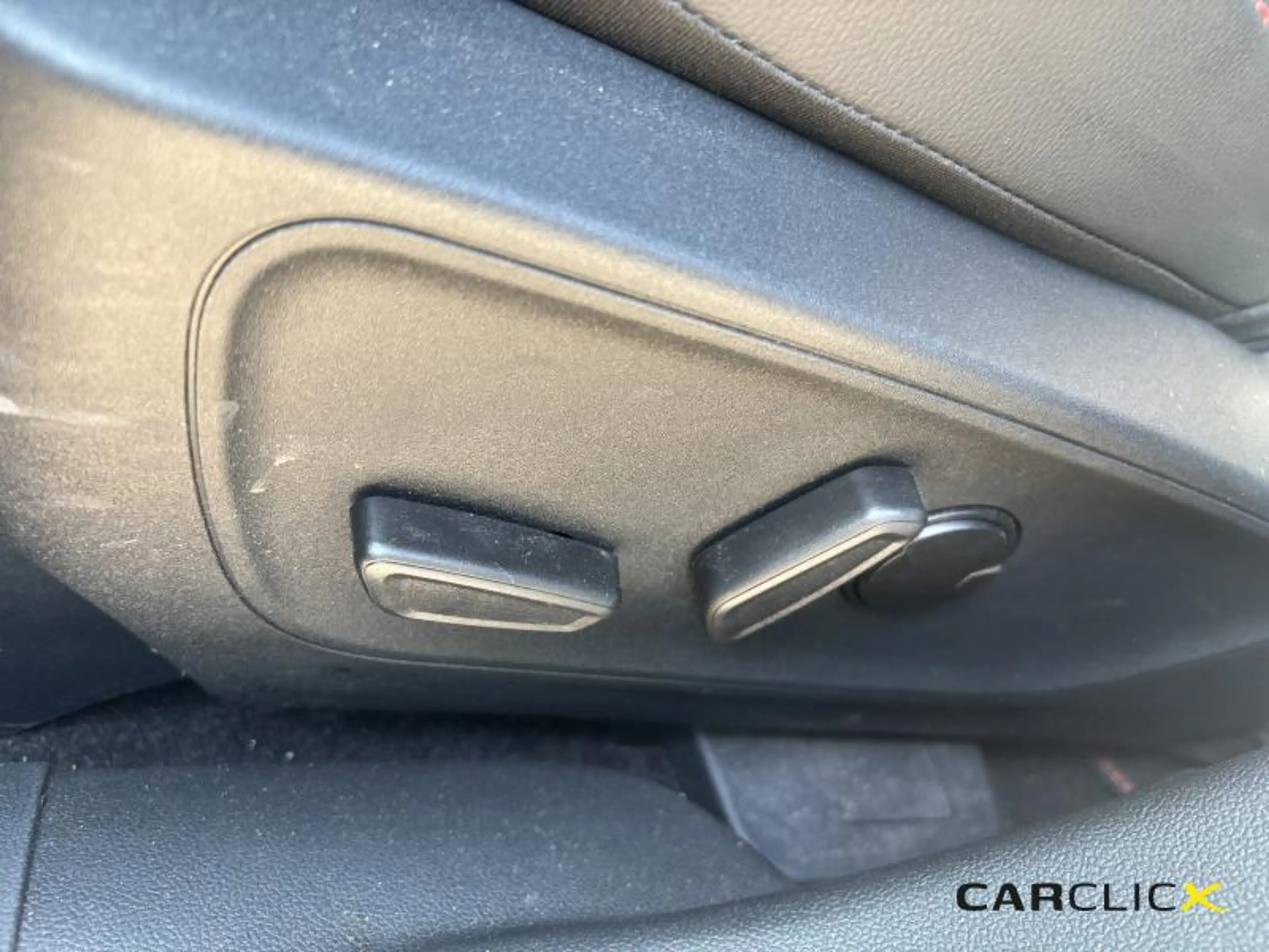 Ford Kuga ST-Line X — photo 15