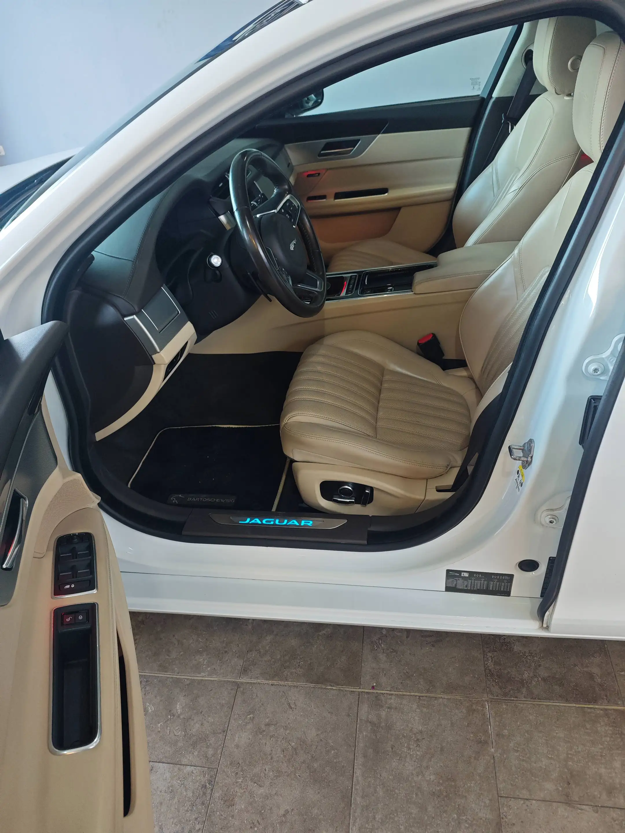 Jaguar XF XF 30t AWD Sportbrake Prestige — photo 9