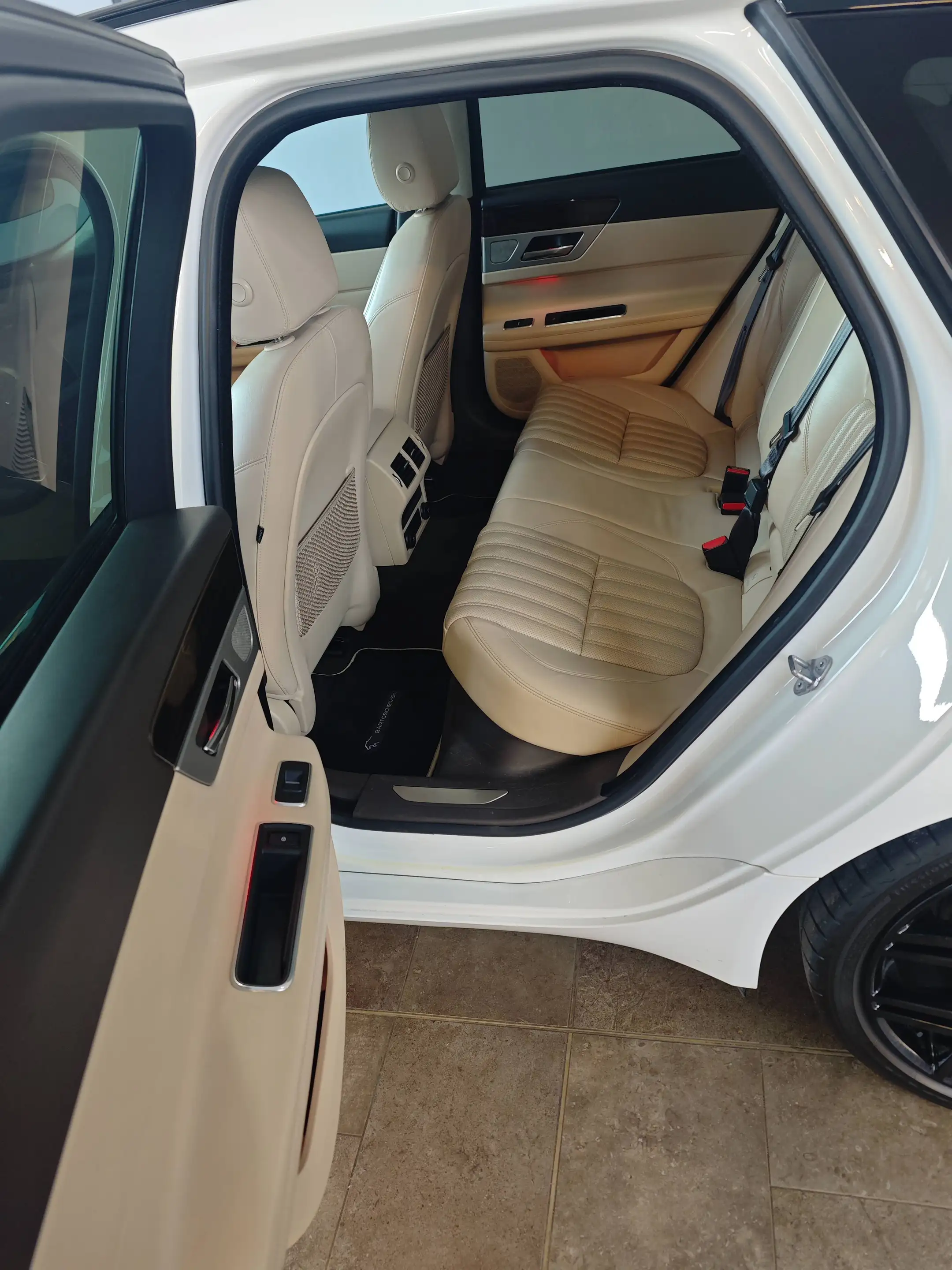 Jaguar XF XF 30t AWD Sportbrake Prestige — photo 10