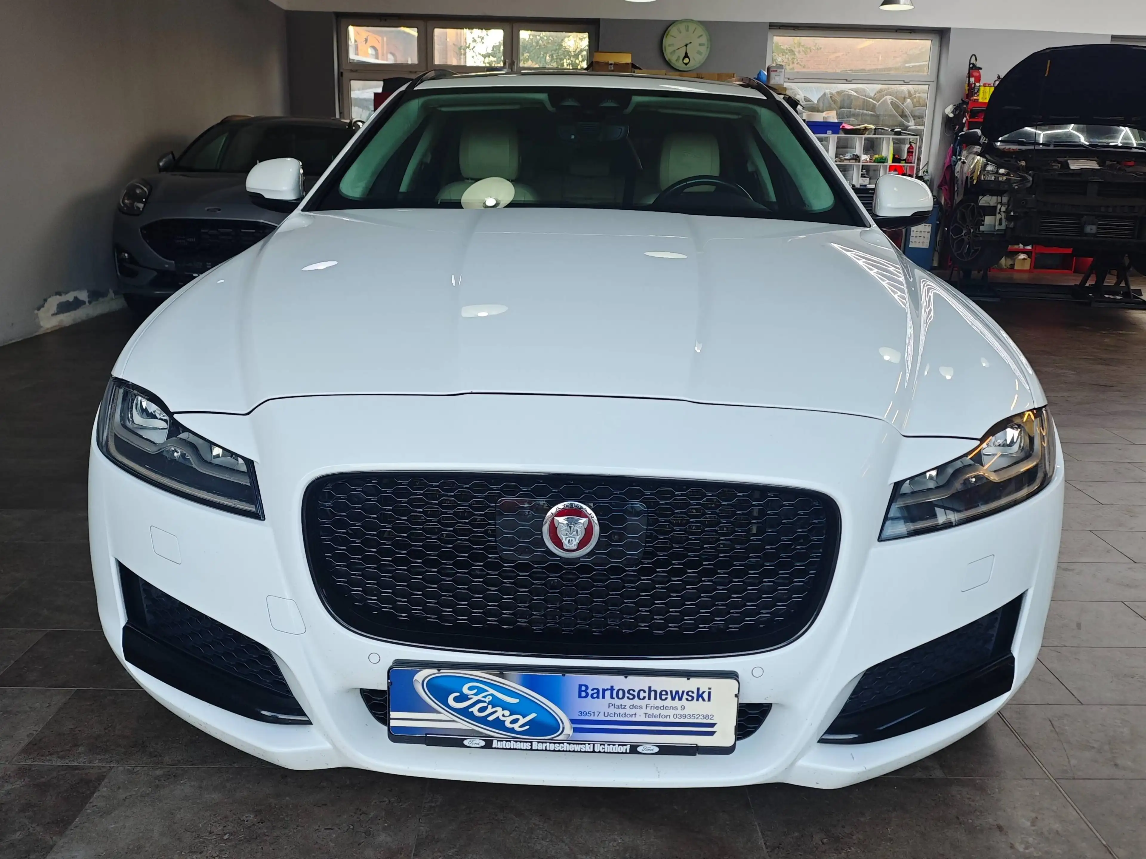 Jaguar XF XF 30t AWD Sportbrake Prestige — photo 8