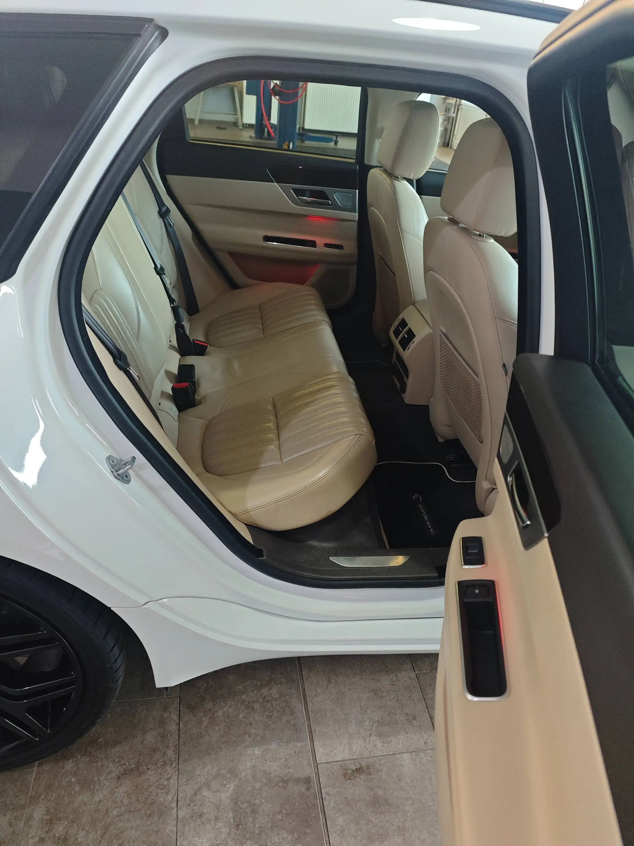 Jaguar XF XF 30t AWD Sportbrake Prestige — photo 14