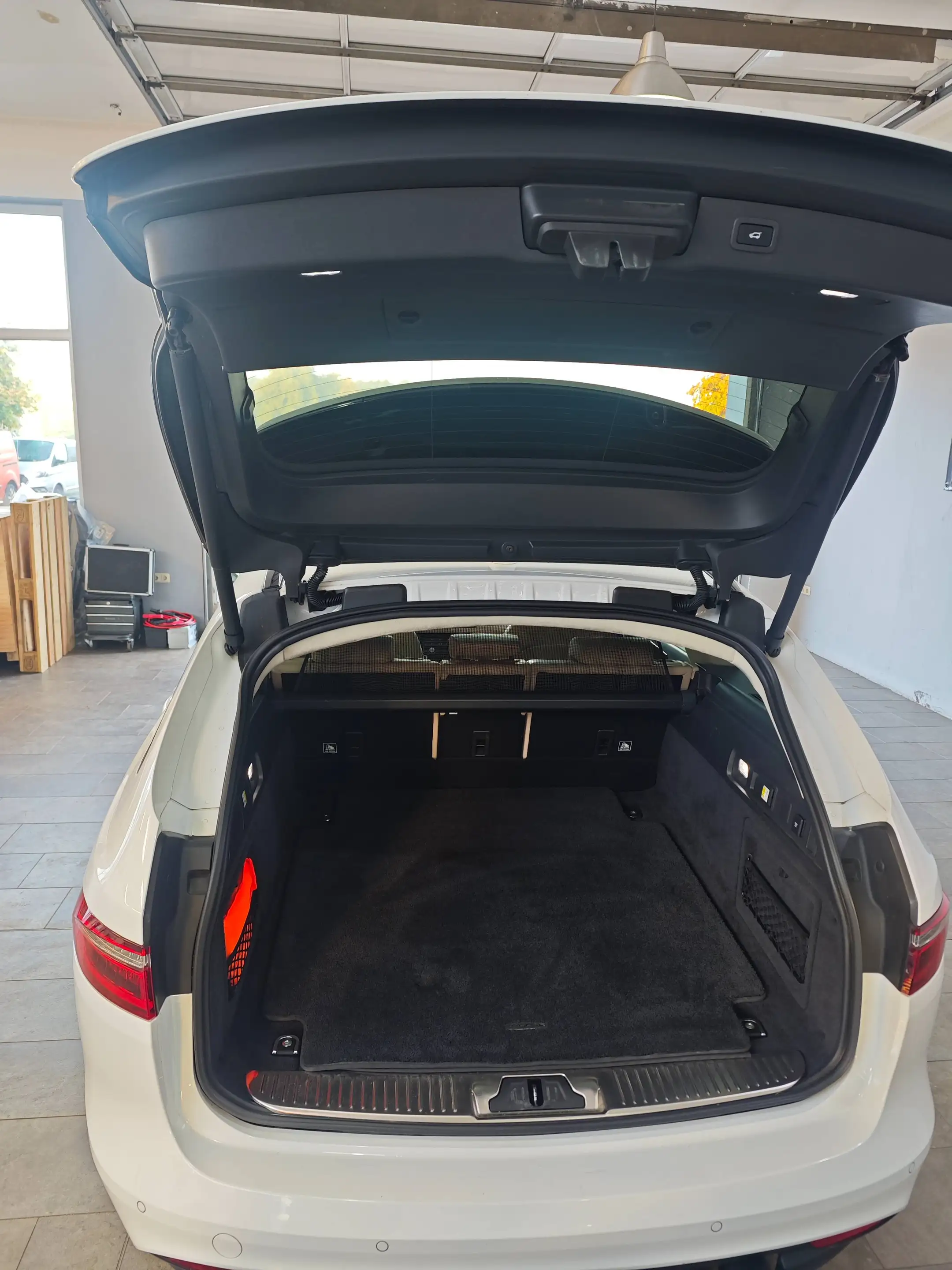 Jaguar XF XF 30t AWD Sportbrake Prestige — photo 11