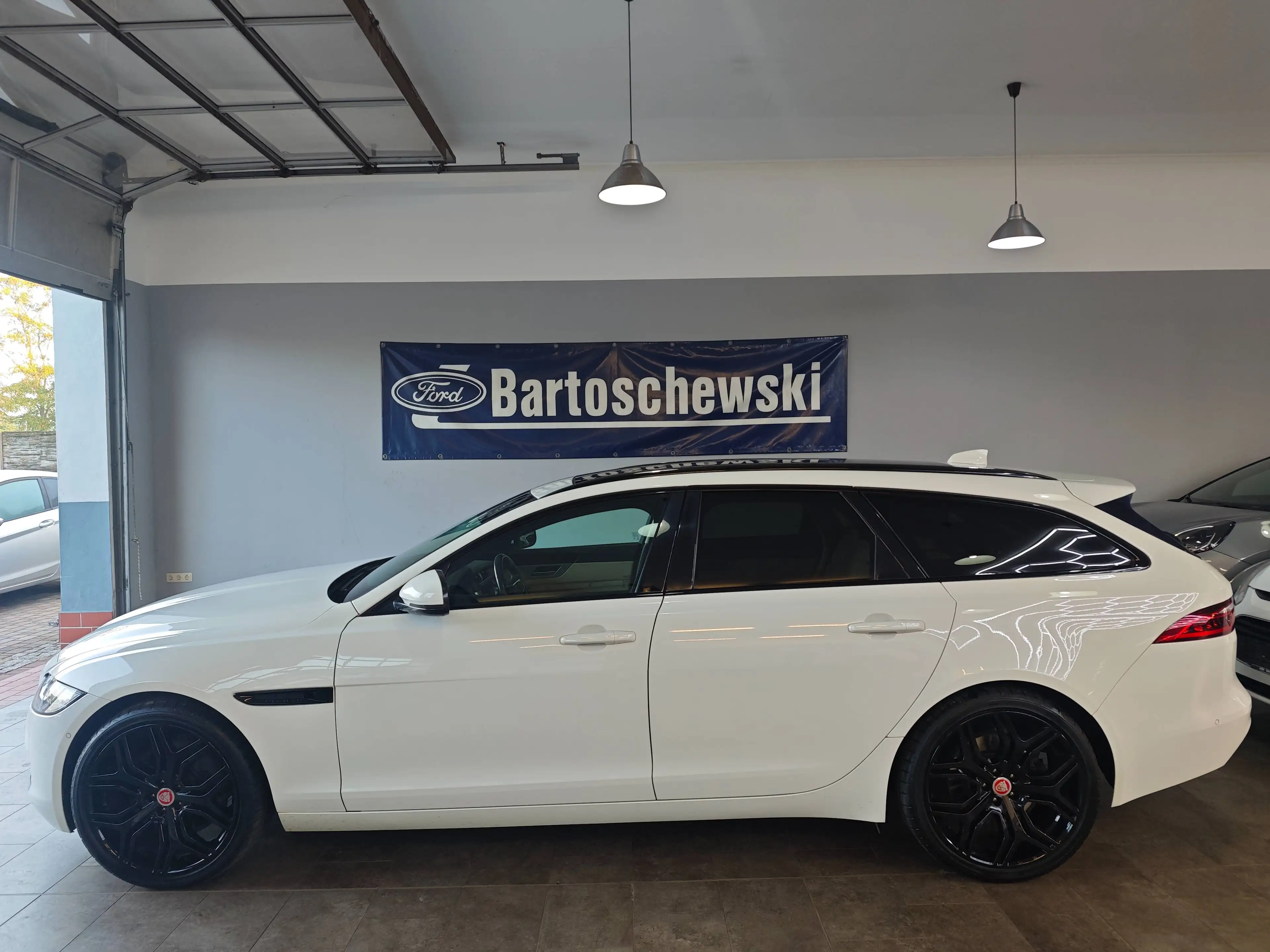 Jaguar XF XF 30t AWD Sportbrake Prestige — photo 2