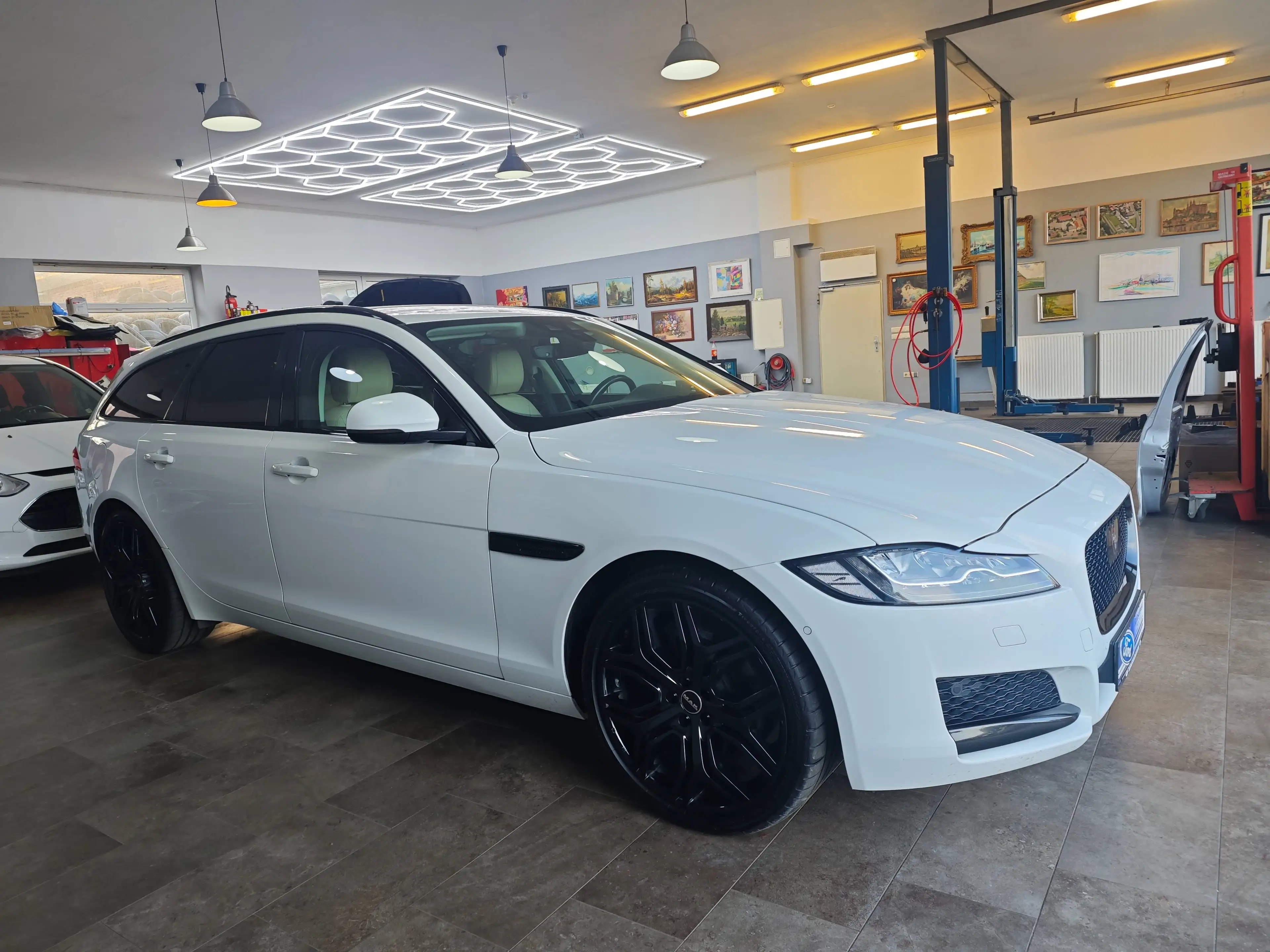 Jaguar XF XF 30t AWD Sportbrake Prestige — photo 7