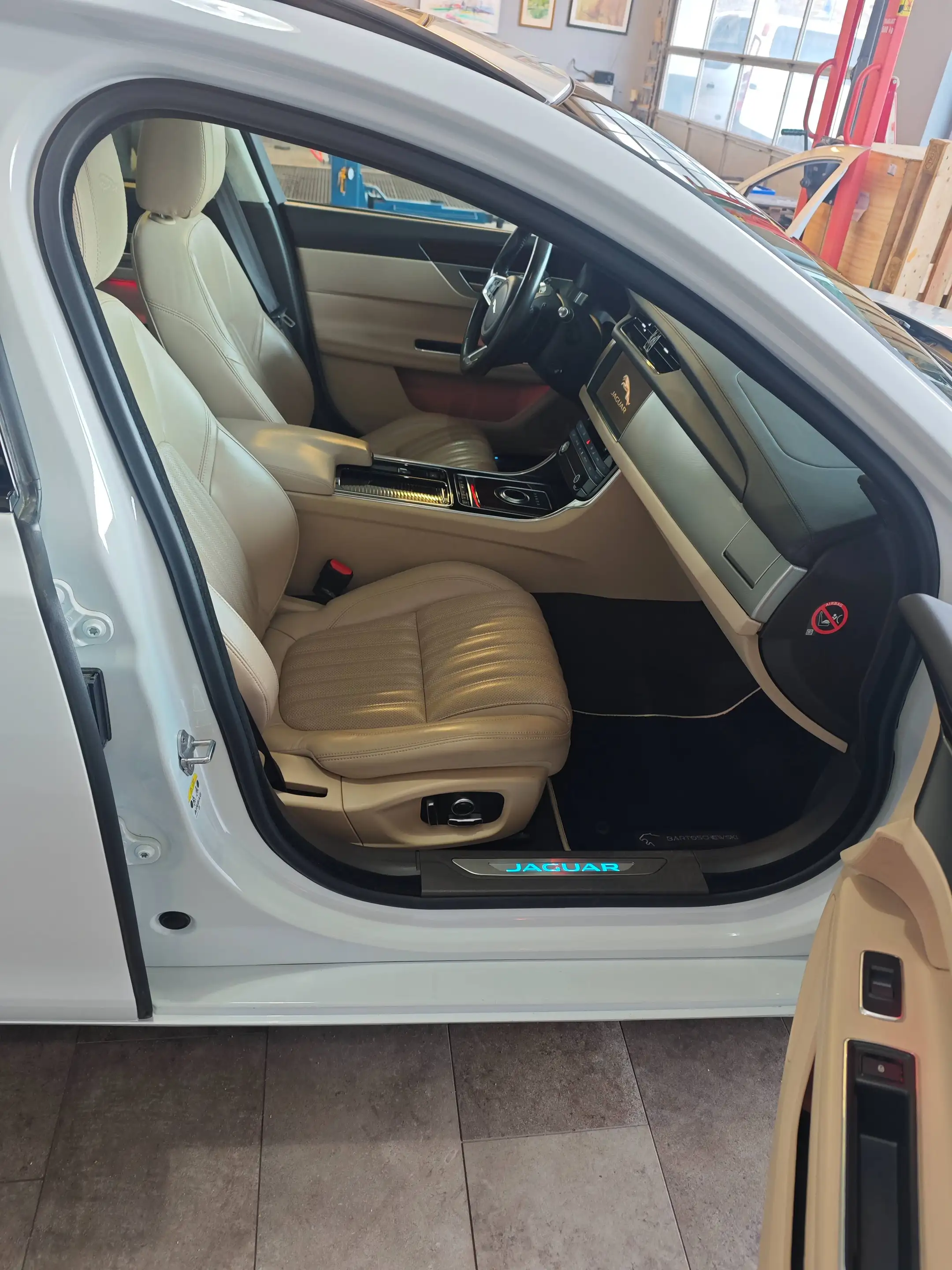 Jaguar XF XF 30t AWD Sportbrake Prestige — photo 15