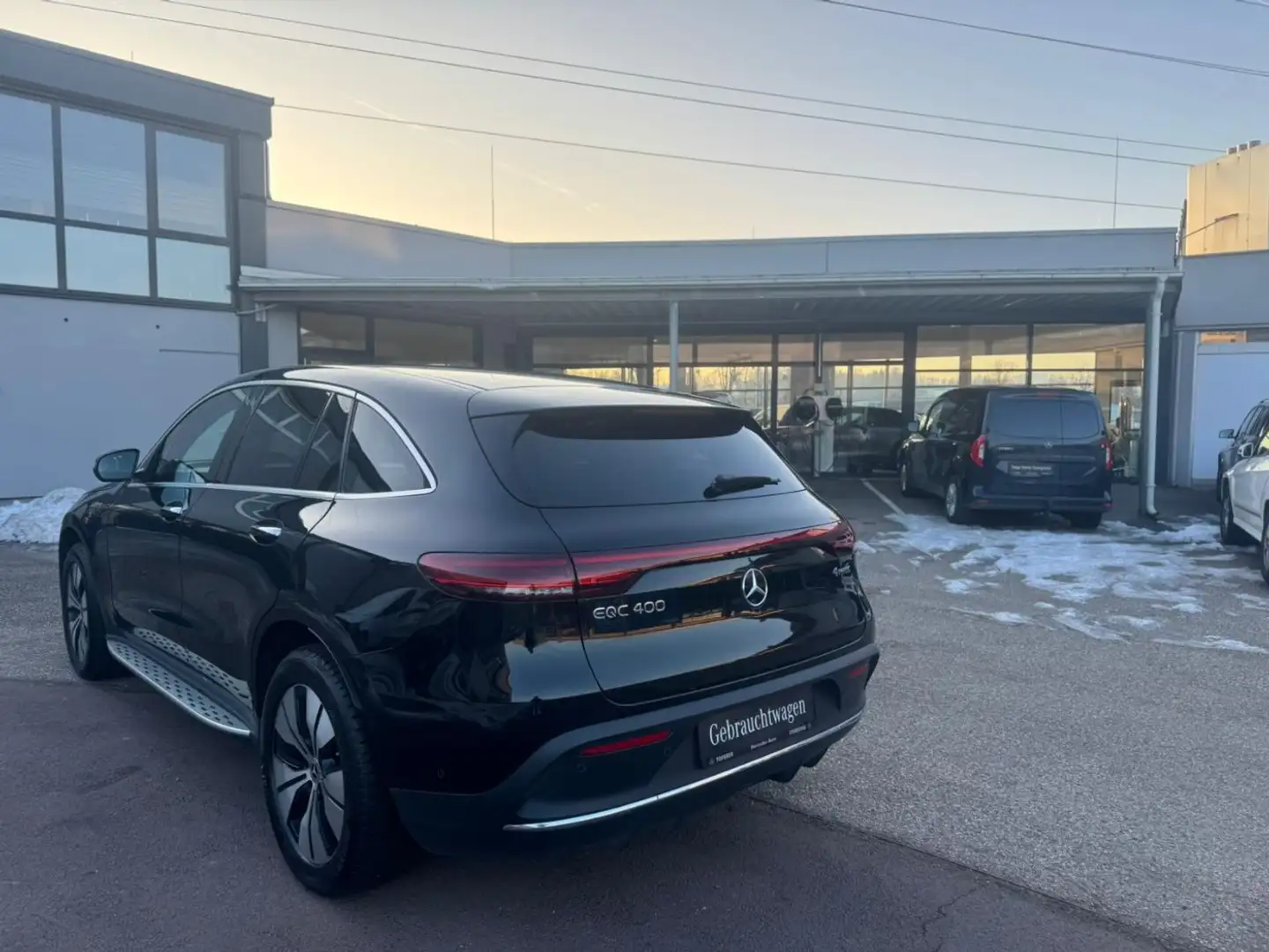 Mercedes-Benz EQC 400 4MATIC Distr KeyGo PTS Shz Ambi FAP Navi Schwarz - 2