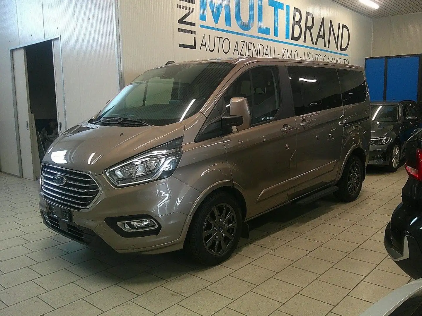 Ford Tourneo Custom 320 2.0 EcoBlue 185CV aut.Titanium 8 posti Grigio - 2