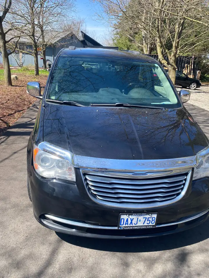 Chrysler Town & Country снимка Chrysler Town & Country