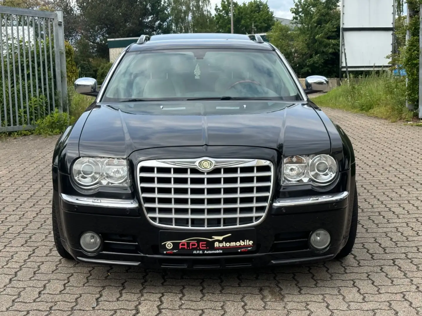 Chrysler 300C Touring 5.7 V8 HEMI AWD LPG TÜV 06.2026 crna - 2