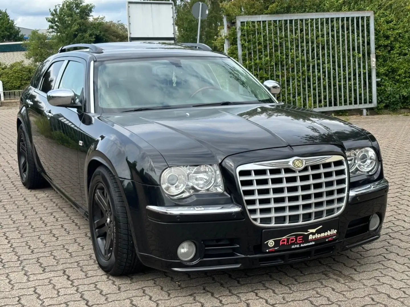 Chrysler 300C Touring 5.7 V8 HEMI AWD LPG TÜV 06.2026 crna - 1