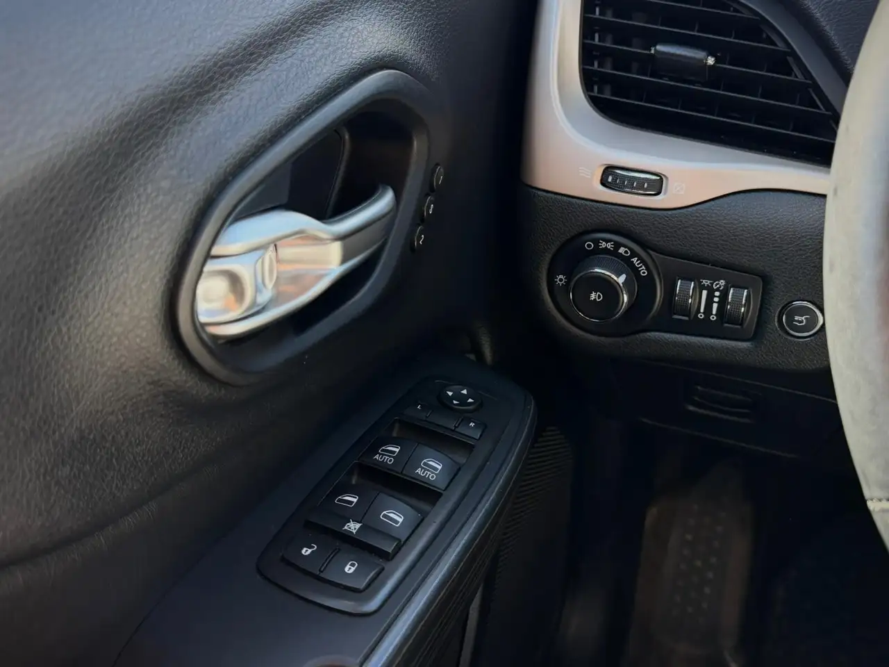 Jeep Cherokee photo Jeep Cherokee