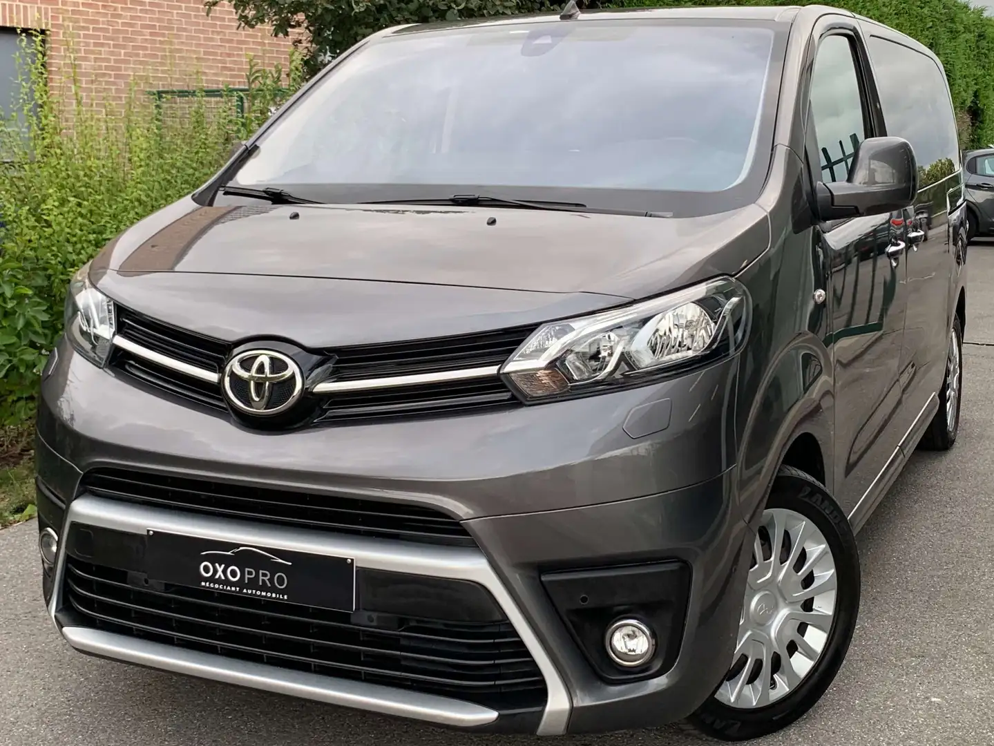 Citroen Jumpy Verso 1.5 D-4D / 8 Places / Gps / Camera / KeyLess Grau - 1