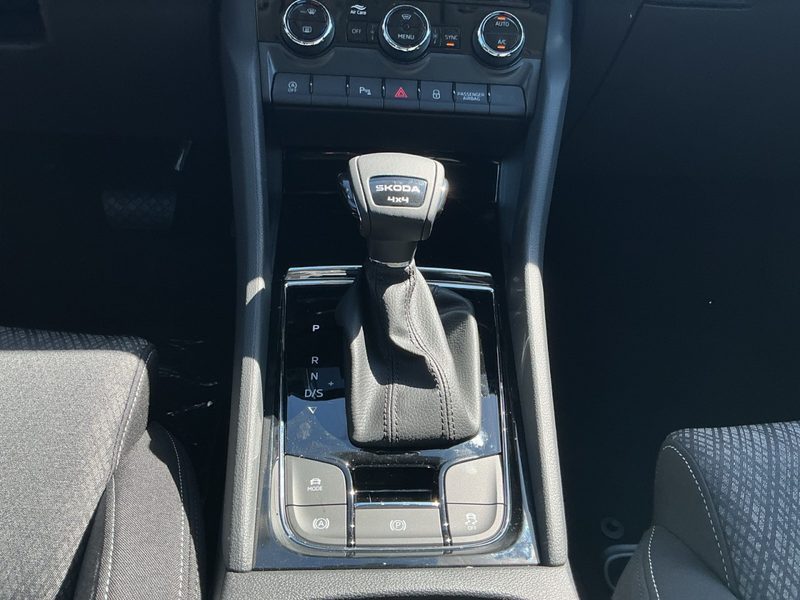 Skoda Karoq BALANCE 2.0 TDI DSG 4x4+AHK+NAVI+MATRIX+VC Klima — photo 7