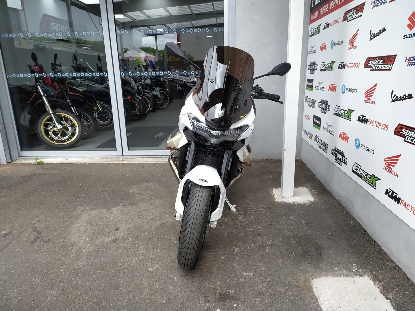 Moto Guzzi V 100 Blanco - 2