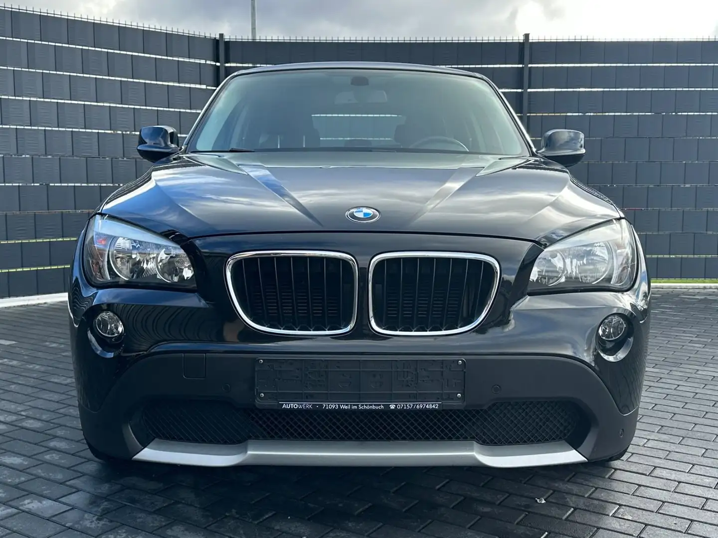 BMW X1 18 i sDrive*KLIMA*PDC*SHZ*TEMP* Schwarz - 2