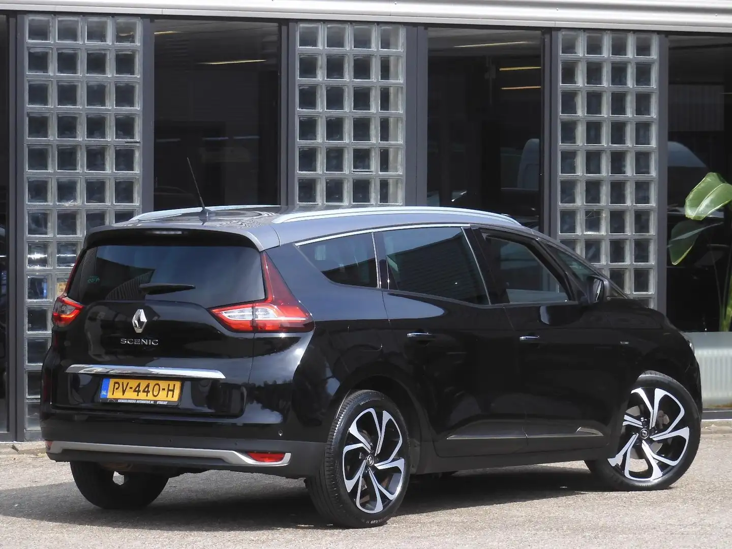 Renault Grand Scenic 1.2TCe BOSE/ 7-PEROONS/ LEER/ CAMERA/ ELEKT. STOEL Zwart - 2