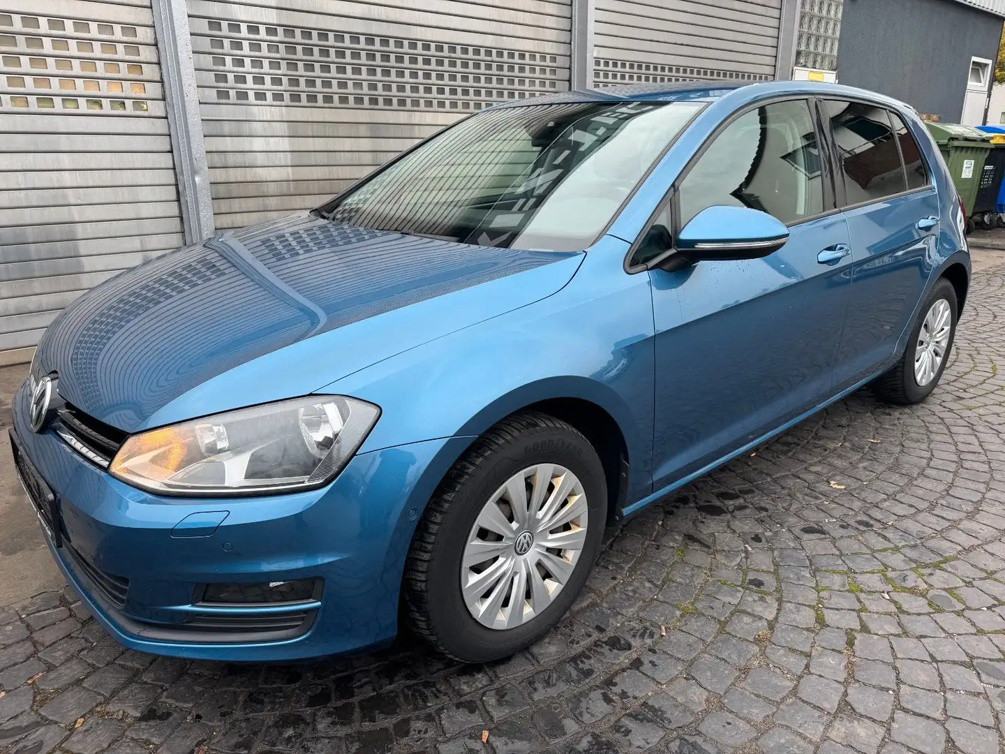 Volkswagen Golf VII Lim. Trendline BMT Bleu - 1