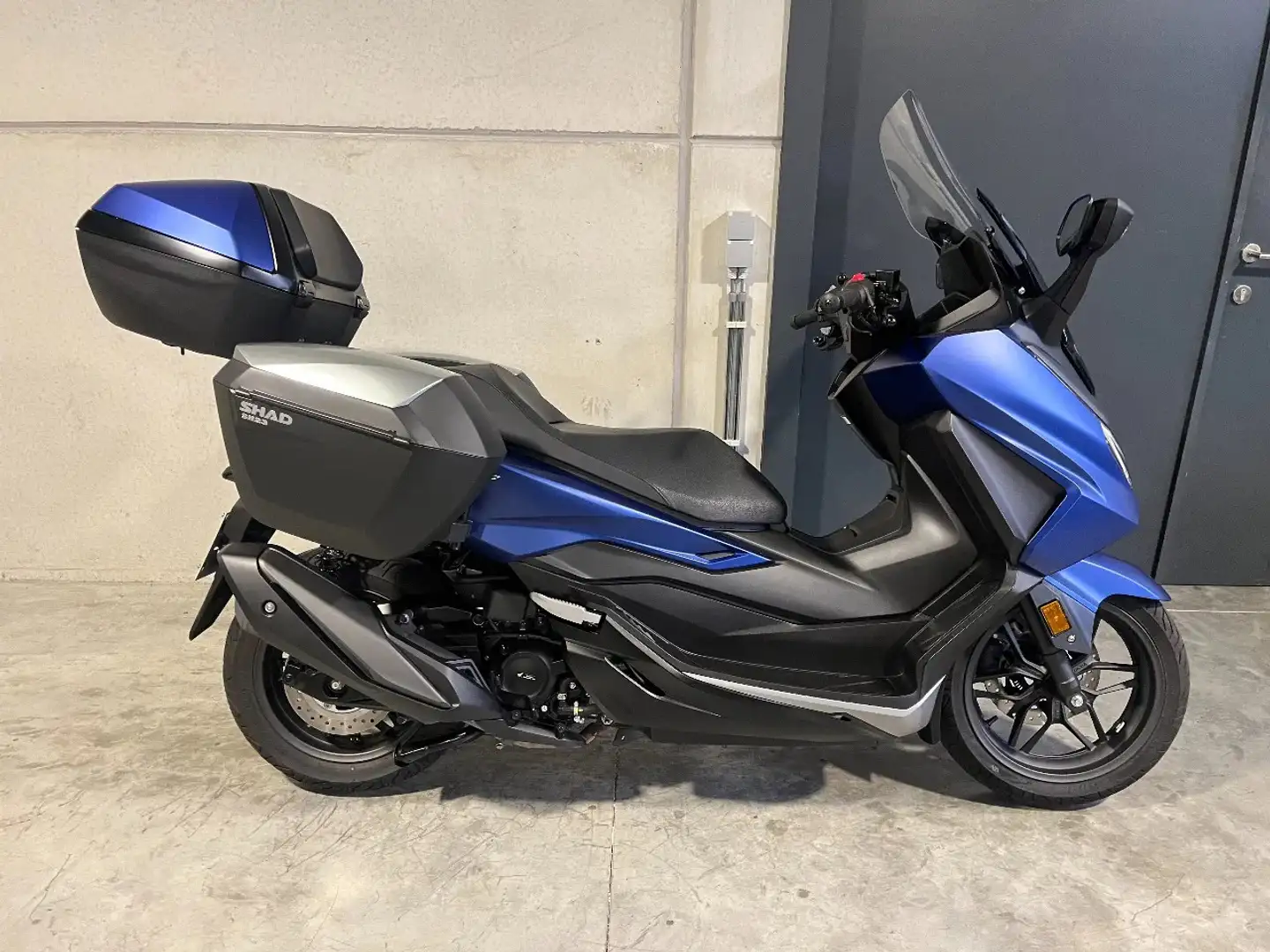 Honda Forza 350 luxescooter met extra koffers en handvatverwarming - 2