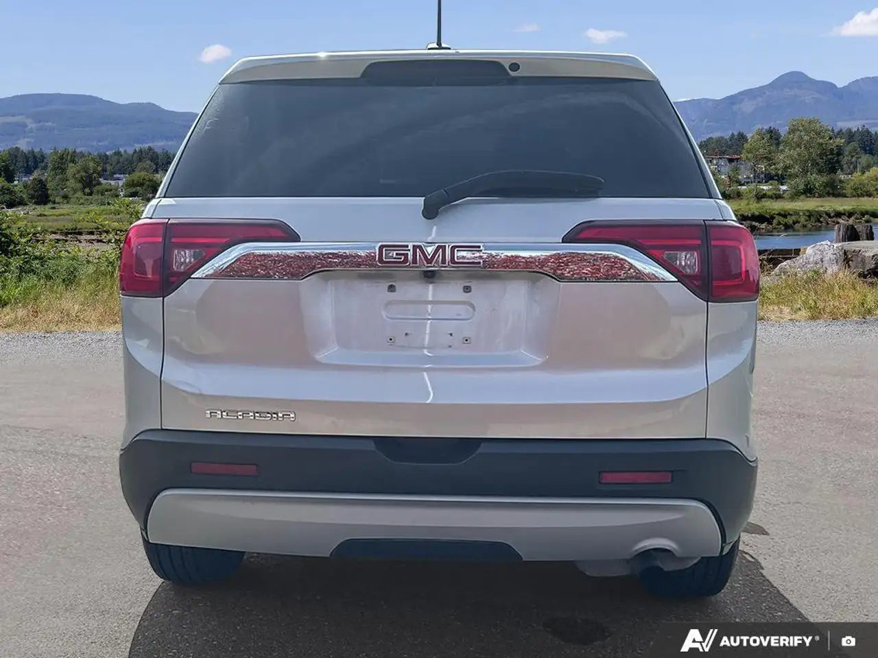 GMC Acadia снимка GMC Acadia