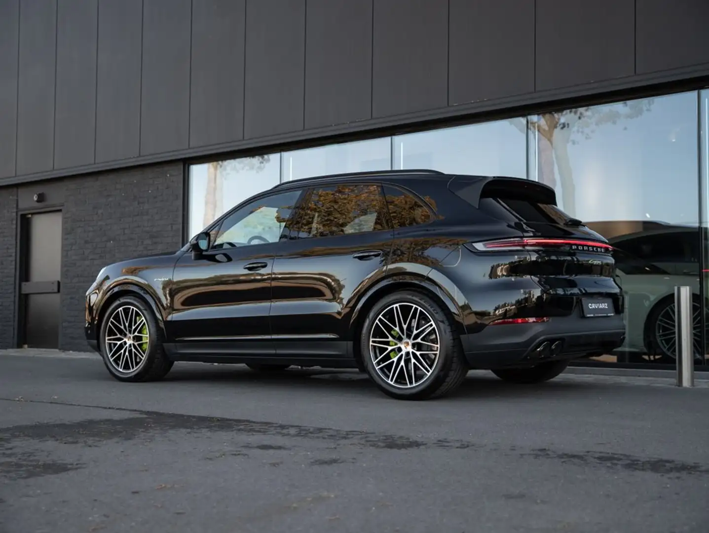 Porsche Cayenne E-HYB CHRONO/AIR/TREKH/21/MATR/PANO/DISPL/18W/BOSE Zwart - 2