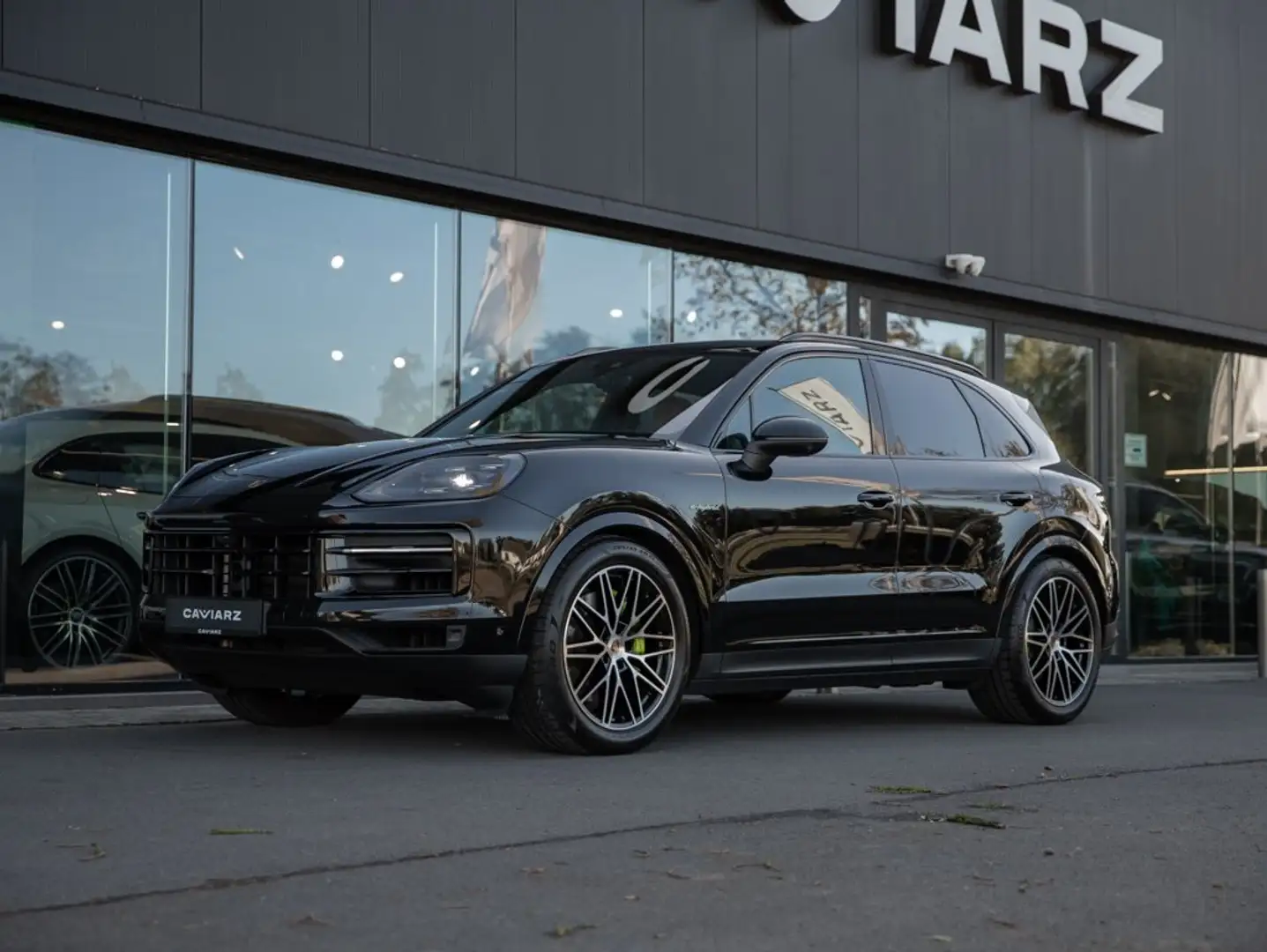 Porsche Cayenne E-HYB CHRONO/AIR/TREKH/21/MATR/PANO/DISPL/18W/BOSE Zwart - 1