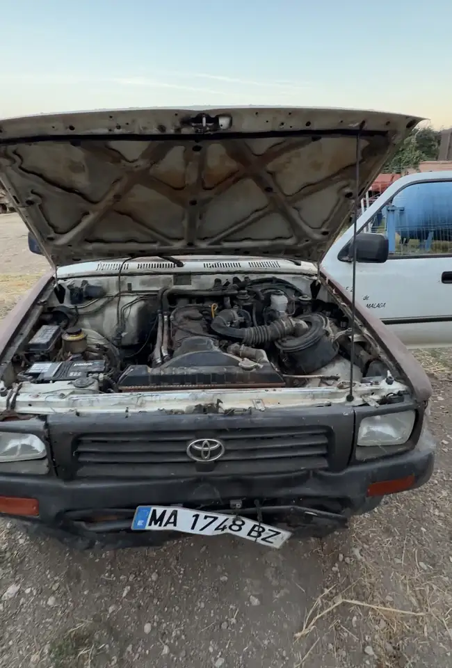 Toyota Hilux 2.5 TD Chasis Cabina, foto 2