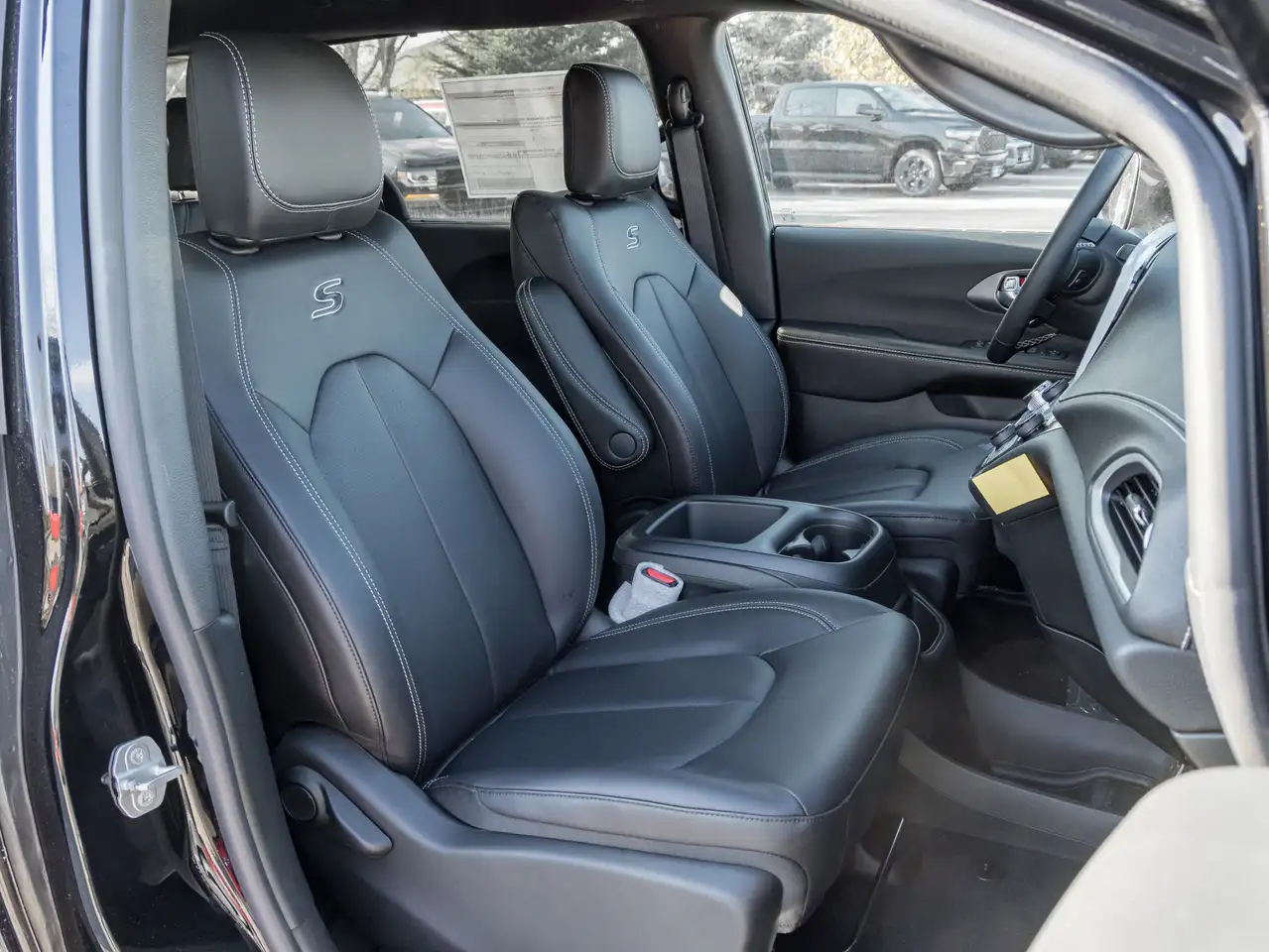 Chrysler Pacifica photo Chrysler Pacifica