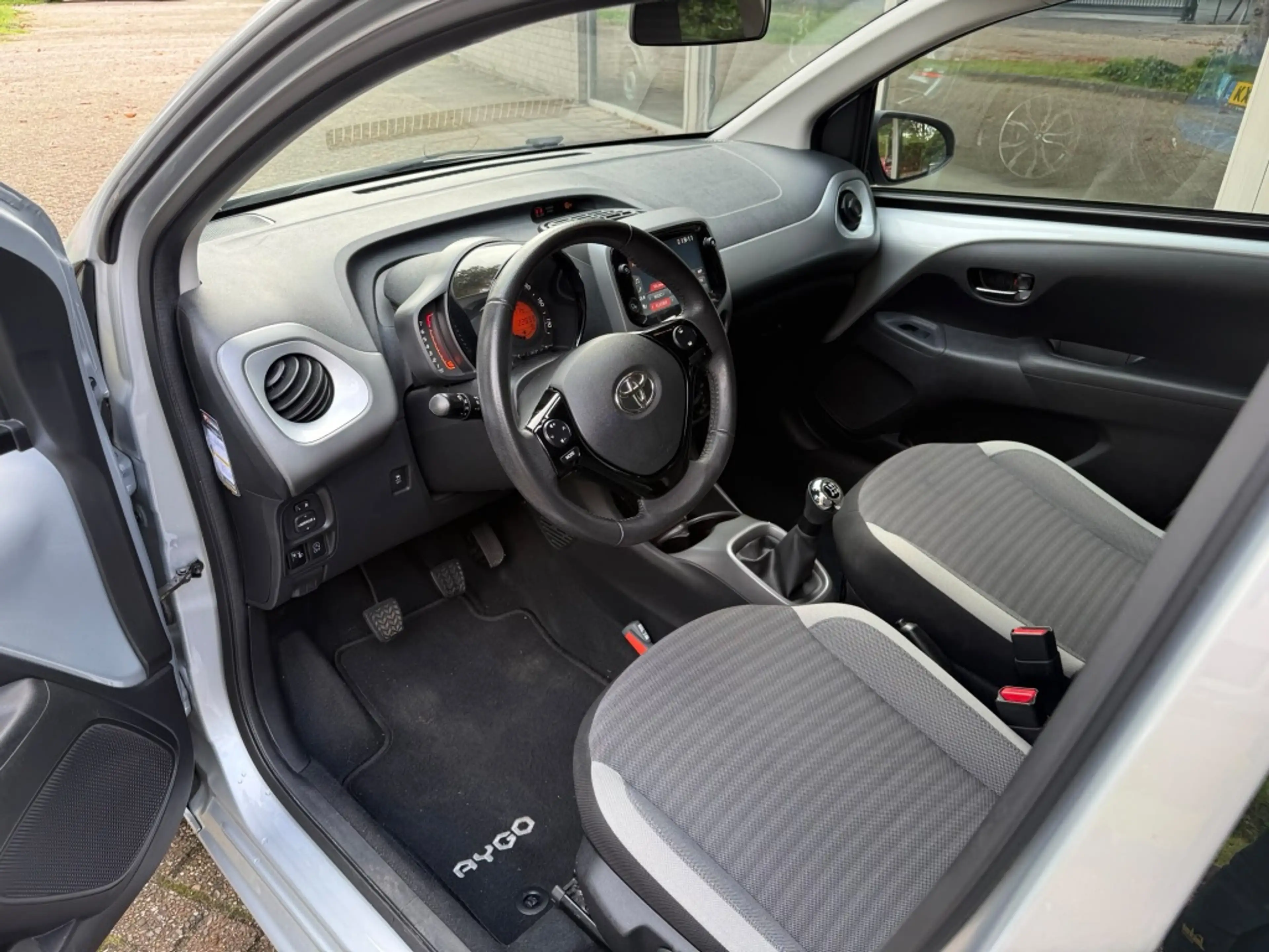 Toyota Aygo 1.0 VVT-i 72pk 5D x-play — photo 7