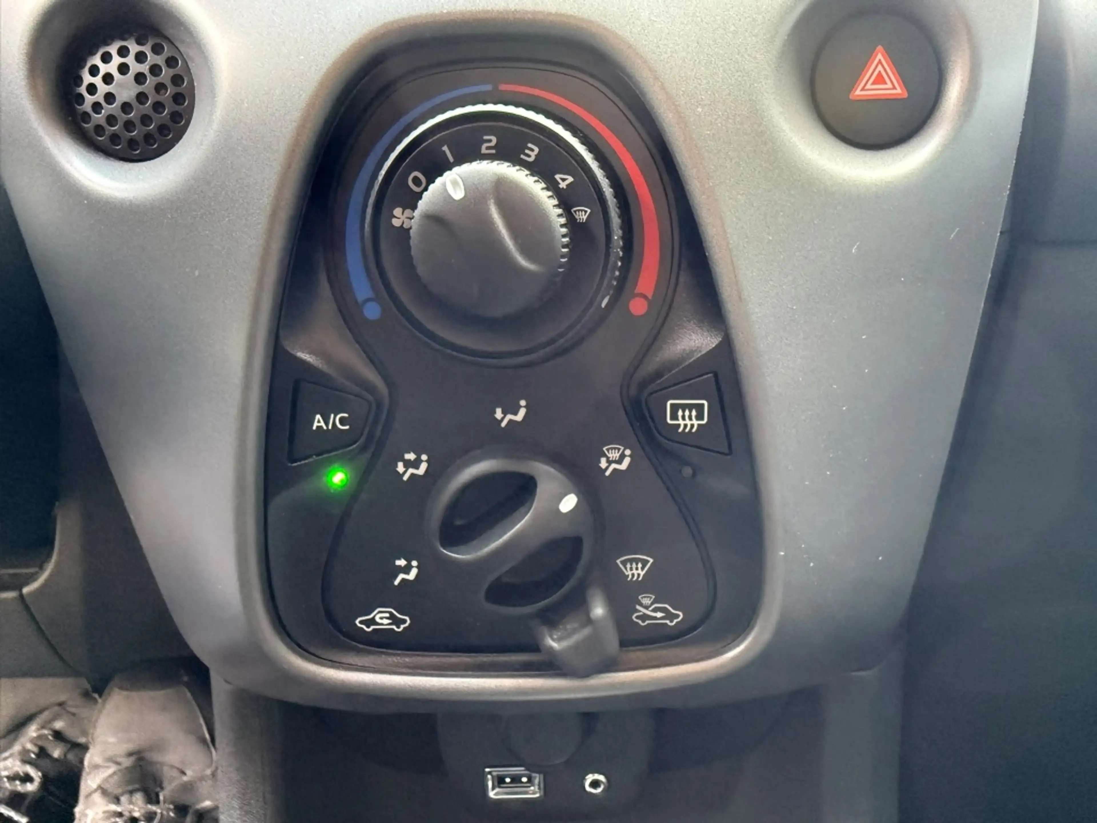 Toyota Aygo 1.0 VVT-i 72pk 5D x-play — photo 9