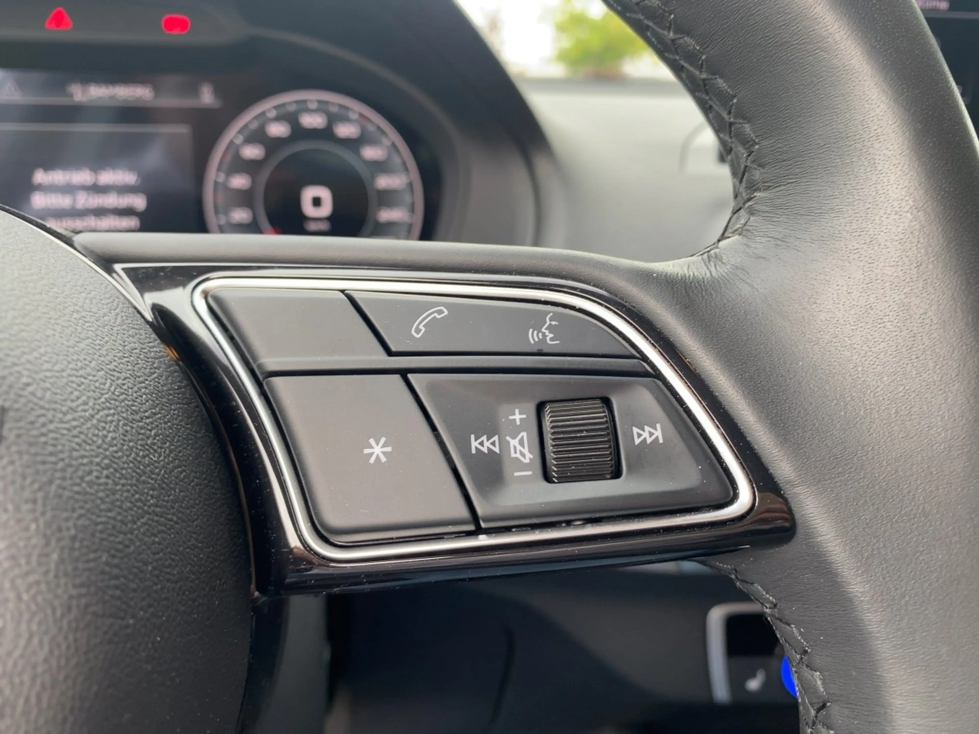 Audi Q2 advanced SHZ*RFK*LED*AHK*DAB*Apple*ACC*DSG*LMF — photo 11