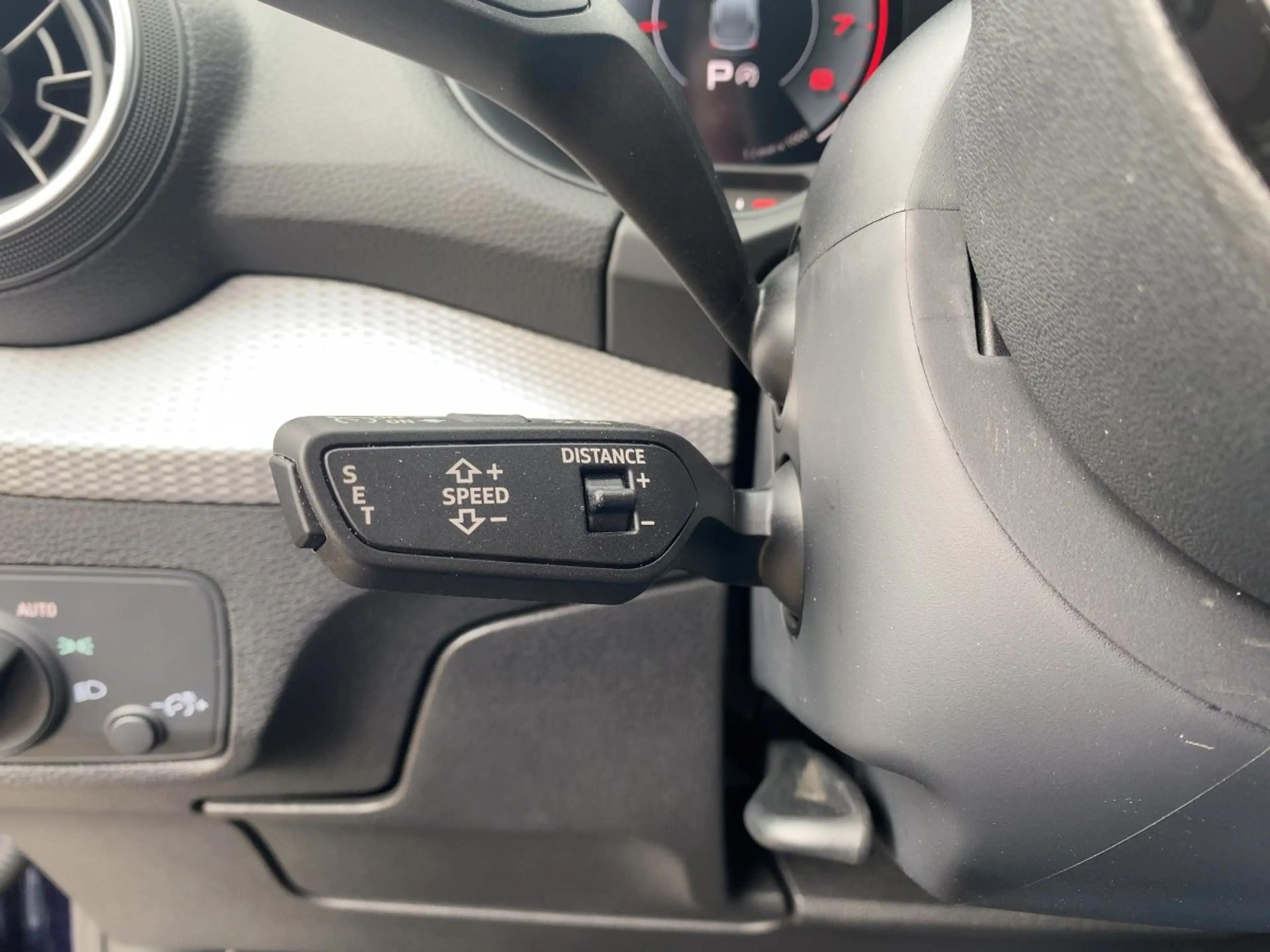 Audi Q2 advanced SHZ*RFK*LED*AHK*DAB*Apple*ACC*DSG*LMF — photo 9