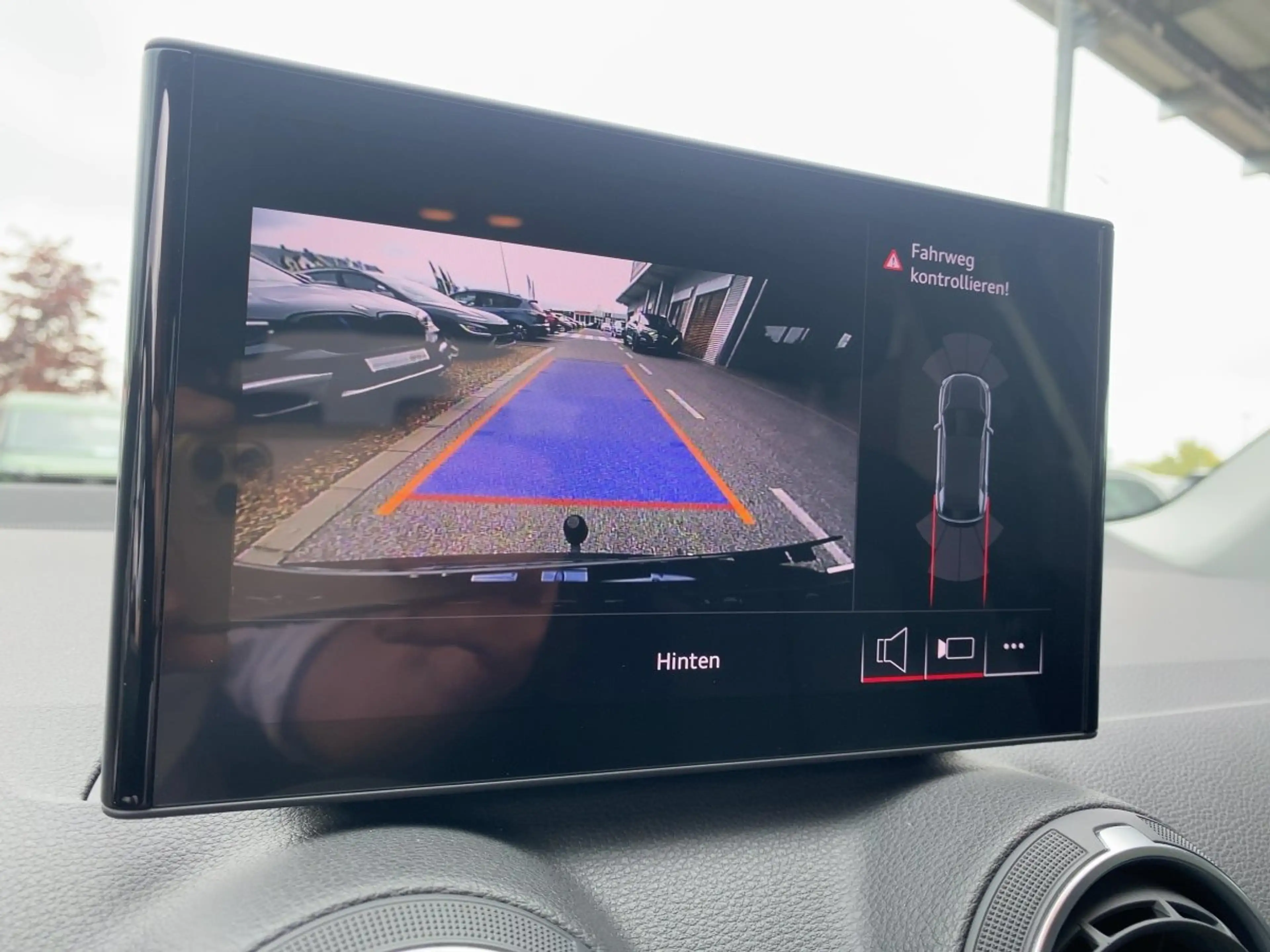 Audi Q2 advanced SHZ*RFK*LED*AHK*DAB*Apple*ACC*DSG*LMF — photo 12
