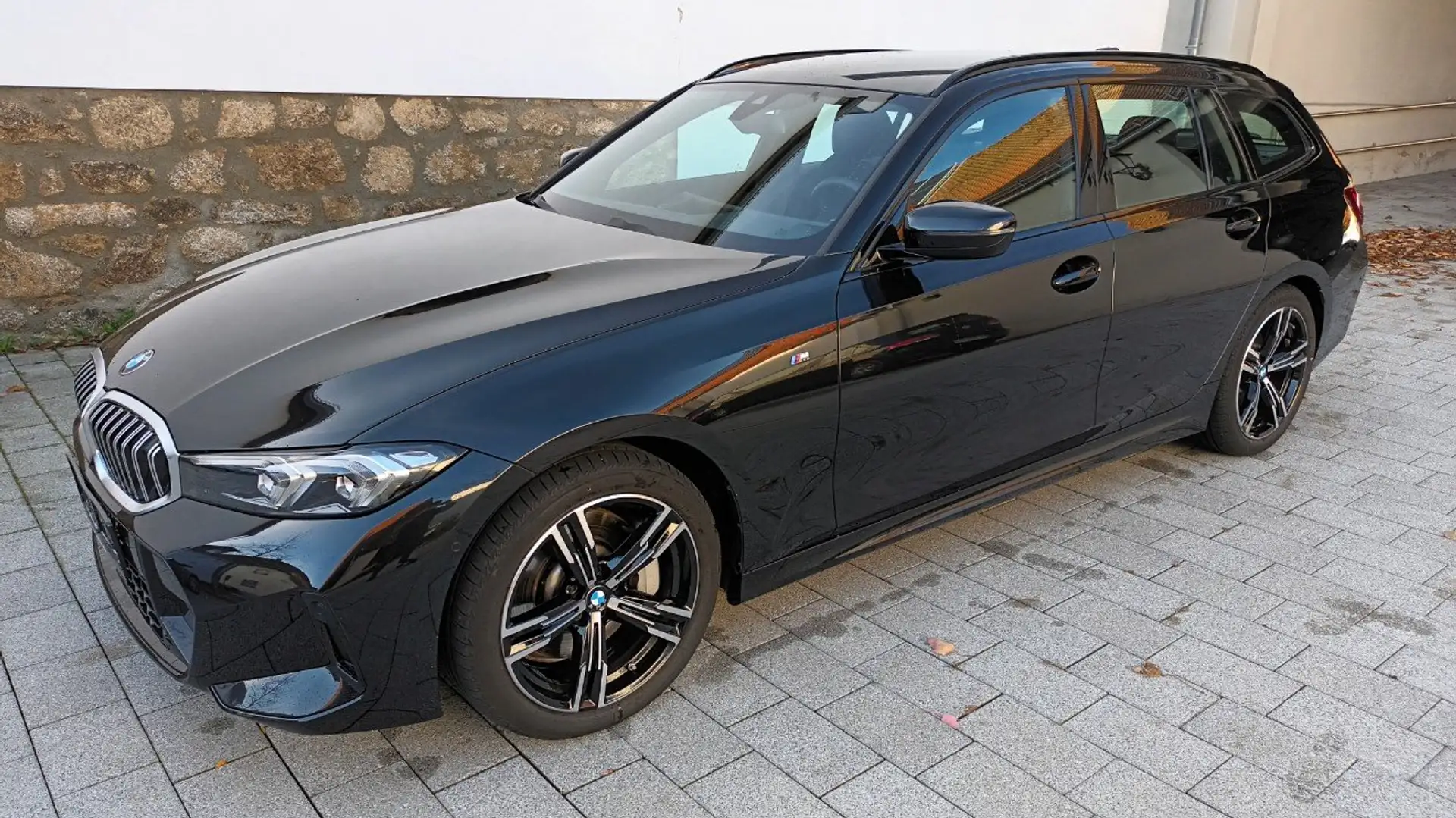 BMW 330 330 i xDrive Touring M Sport LiveCockpit ParkAss Schwarz - 1