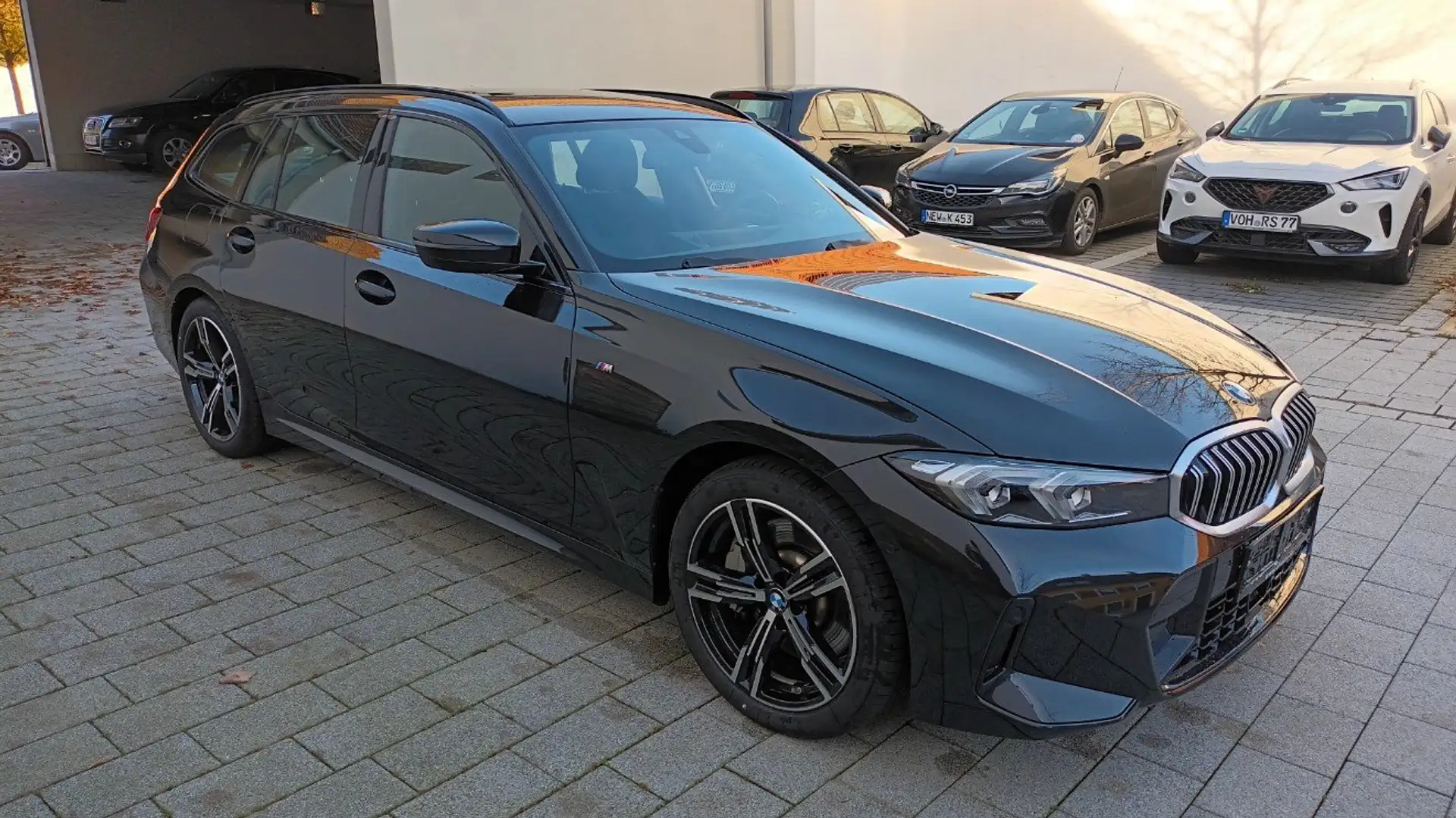 BMW 330 330 i xDrive Touring M Sport LiveCockpit ParkAss Schwarz - 2