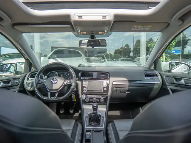 Volkswagen Golf view 3